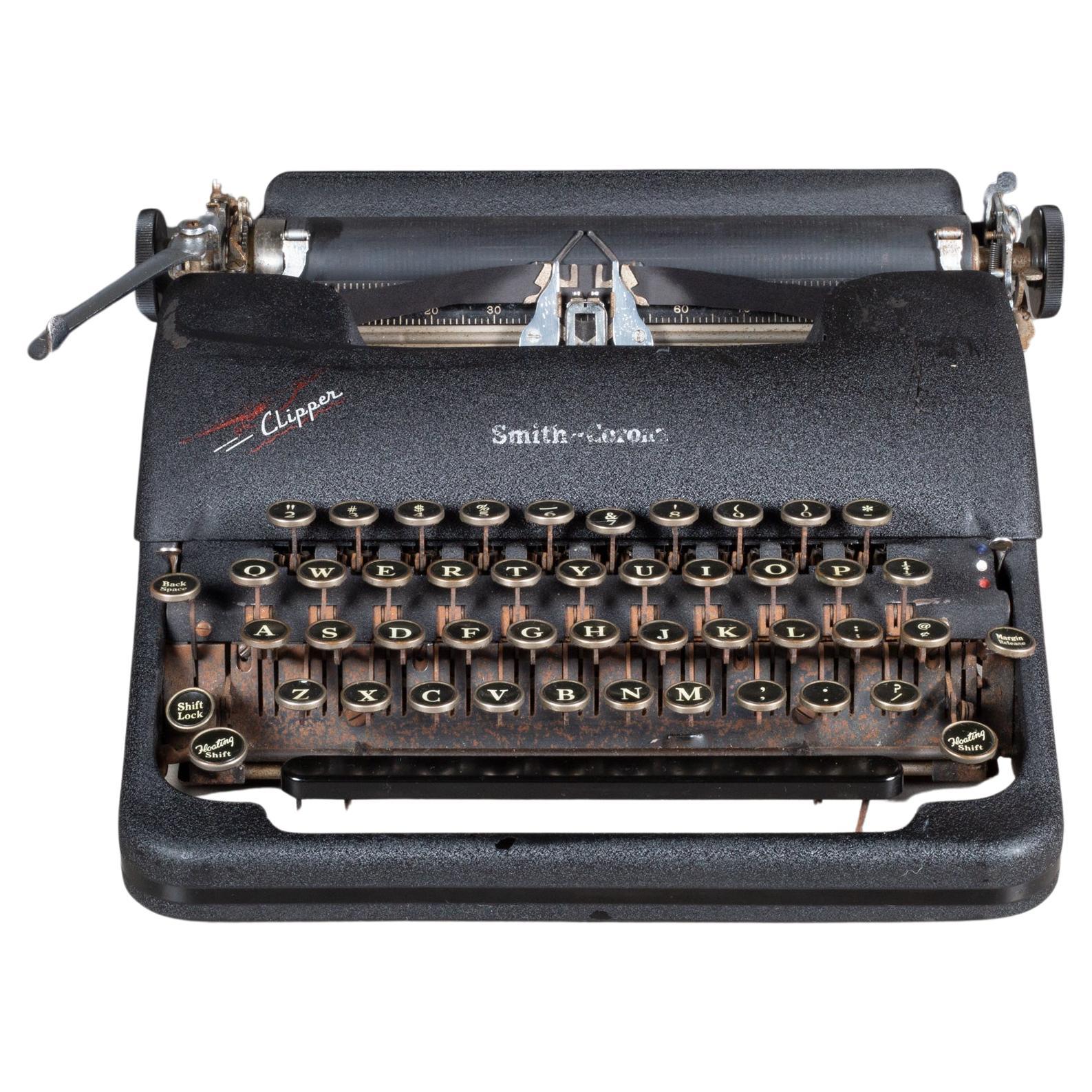 Vintage Smith-Corona Clipper Portable Typewriter c.1946