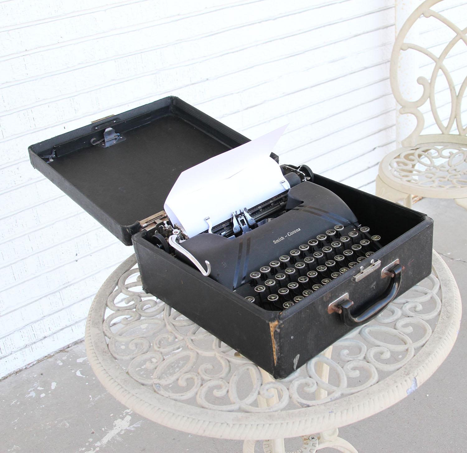 Vintage Smith Corona Schreibmaschine und Koffer im Angebot 1