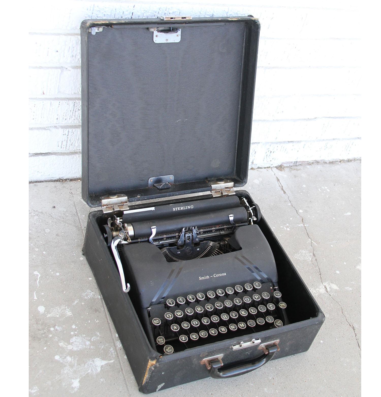 Vintage Smith Corona Schreibmaschine und Koffer.

 Schwarze Smith Corona Standard-Schreibmaschine, hergestellt in den USA. Diese Schreibmaschine hat runde Glastasten. Der Schlitten bewegt sich sehr gleichmäßig vorwärts, und auch der Rücklauf, der