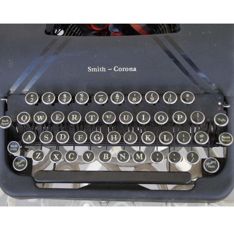 Vintage Smith Corona Typewriter and Case In Good Condition For Sale In Pasadena, TX