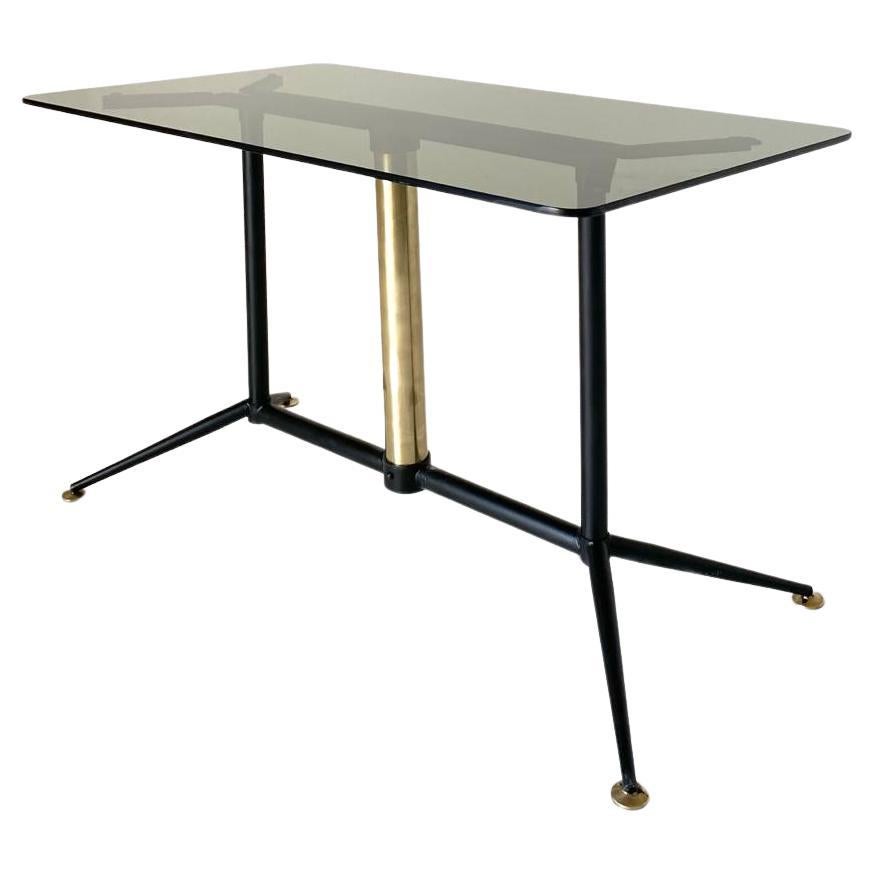 Table basse rectangulaire en verre fumé, Italie, années 1960

Rare et élégante table basse vintage des années 1960, cette pièce présente un plateau en verre fumé raffiné reposant sur une base en fer et en laiton magnifiquement travaillée. Le