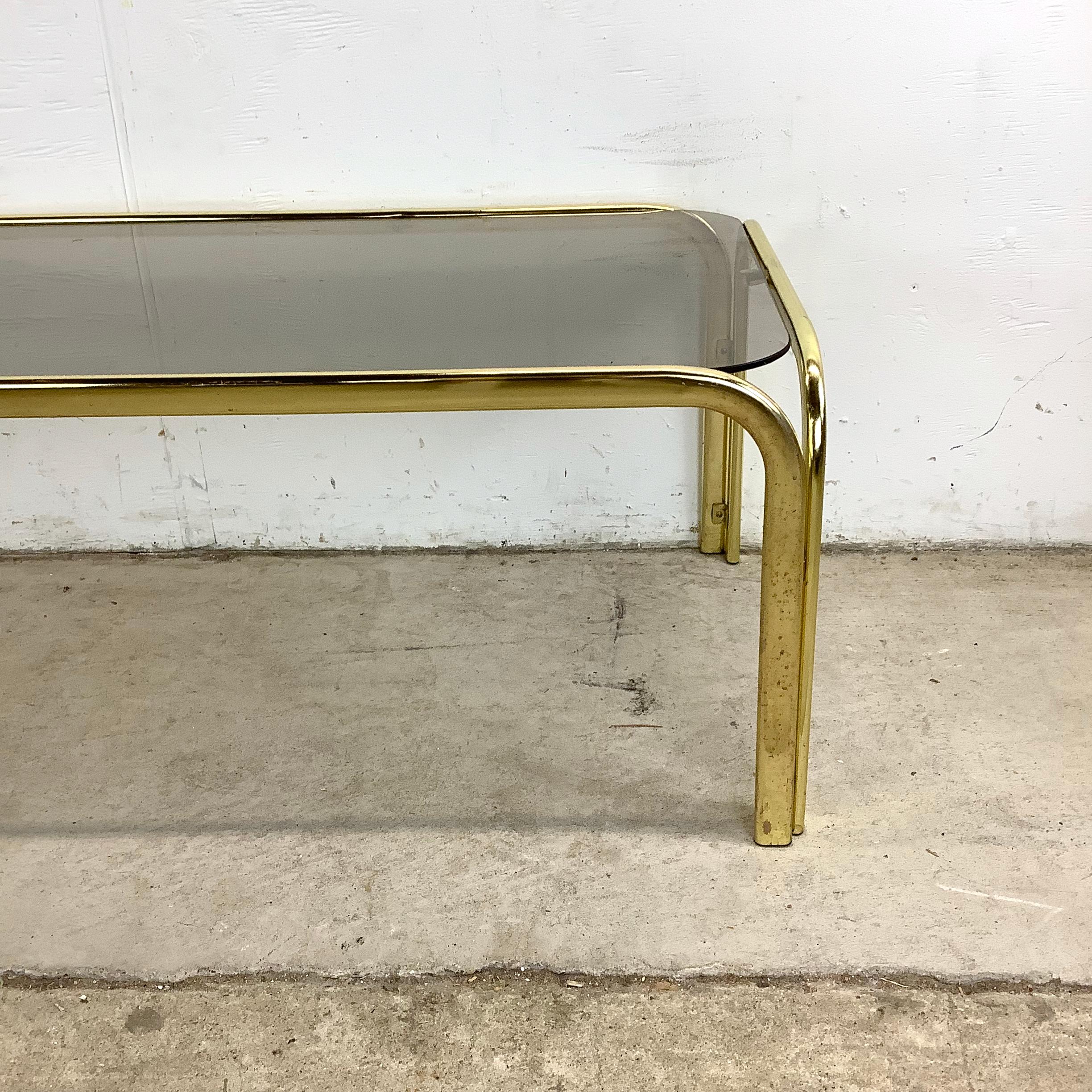 20ième siècle Table basse vintage en verre fumé en vente