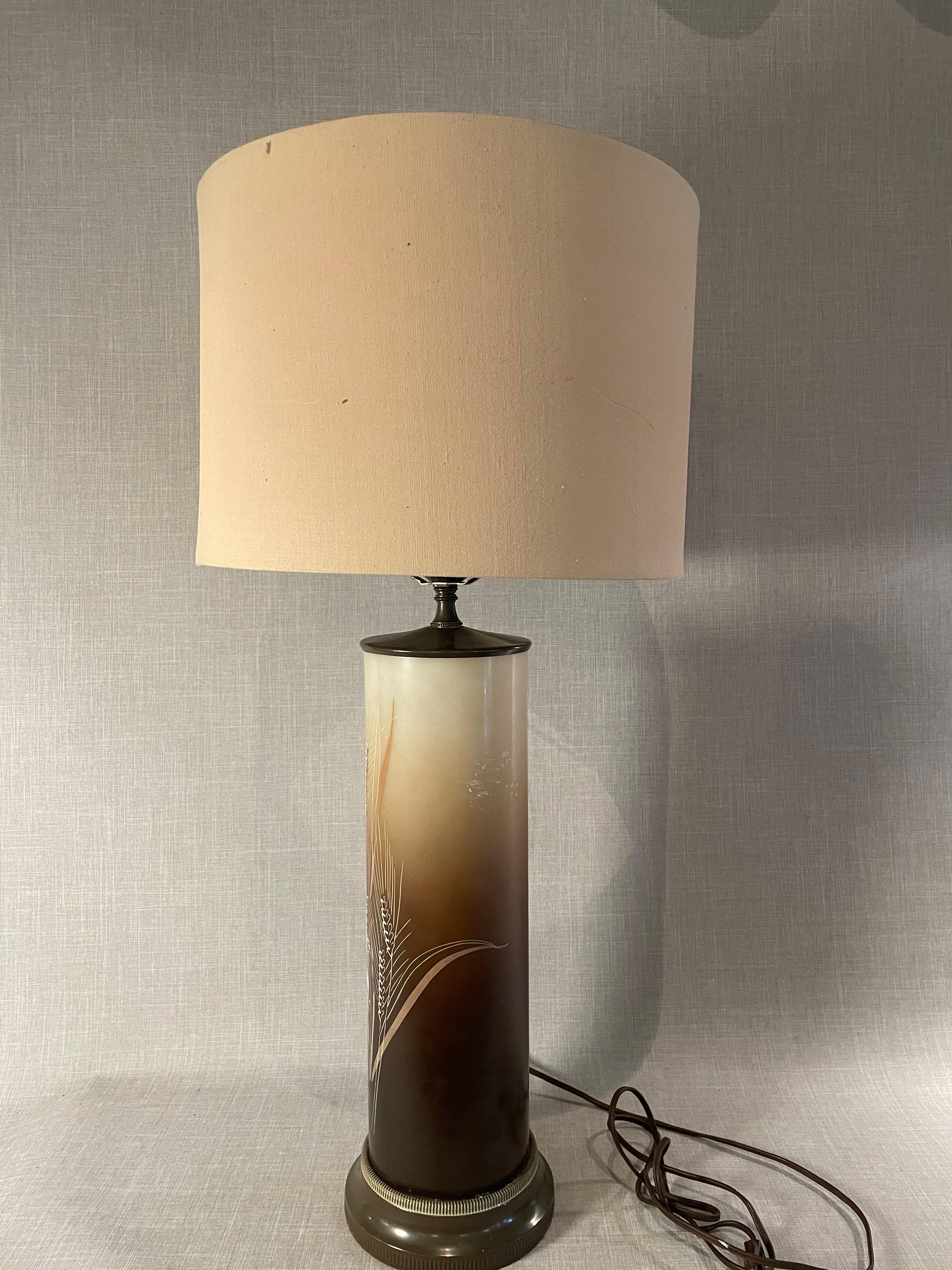 Vintage Räucherglas geätzte Weizen Tischlampe mit Creme Stoff Schatten (amerikanisch) im Angebot