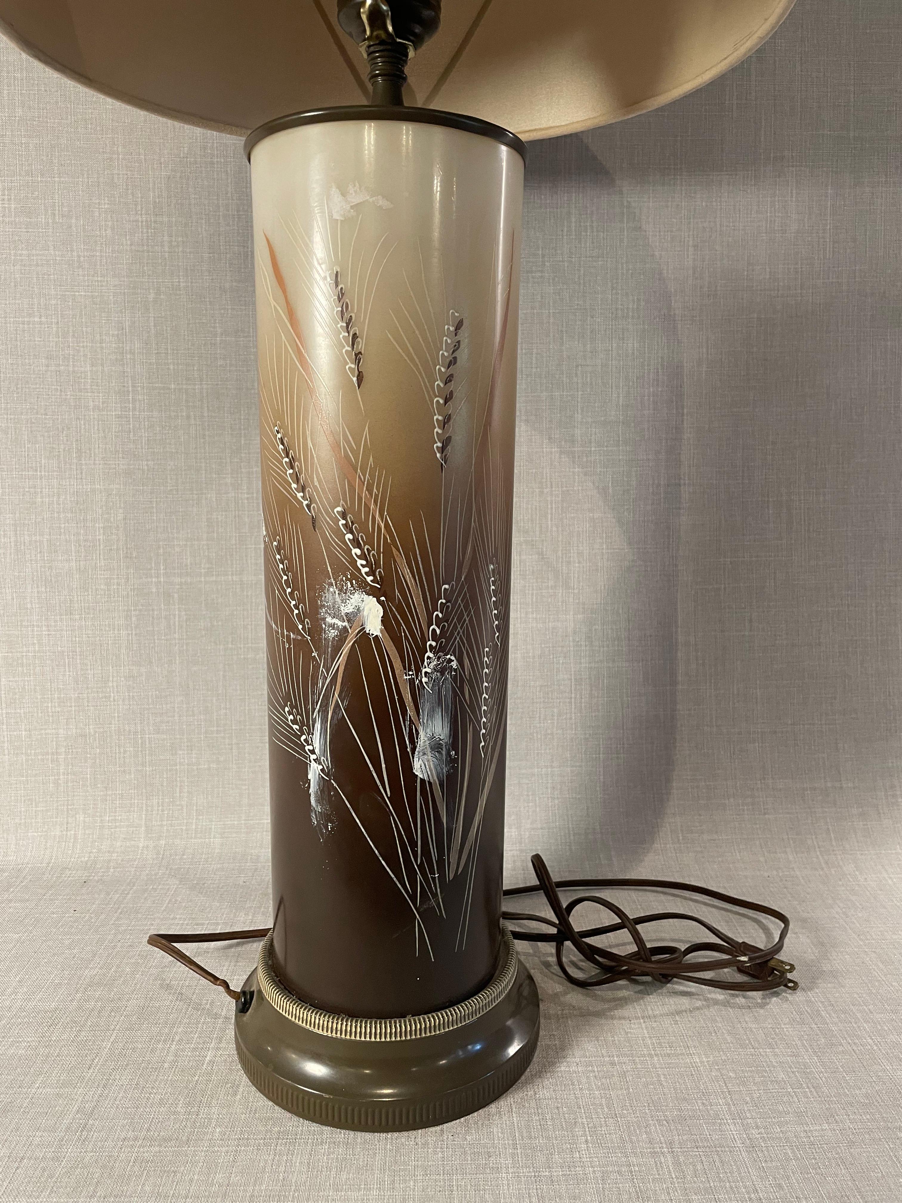 Vintage Räucherglas geätzte Weizen Tischlampe mit Creme Stoff Schatten im Zustand „Gut“ im Angebot in West Hollywood, CA