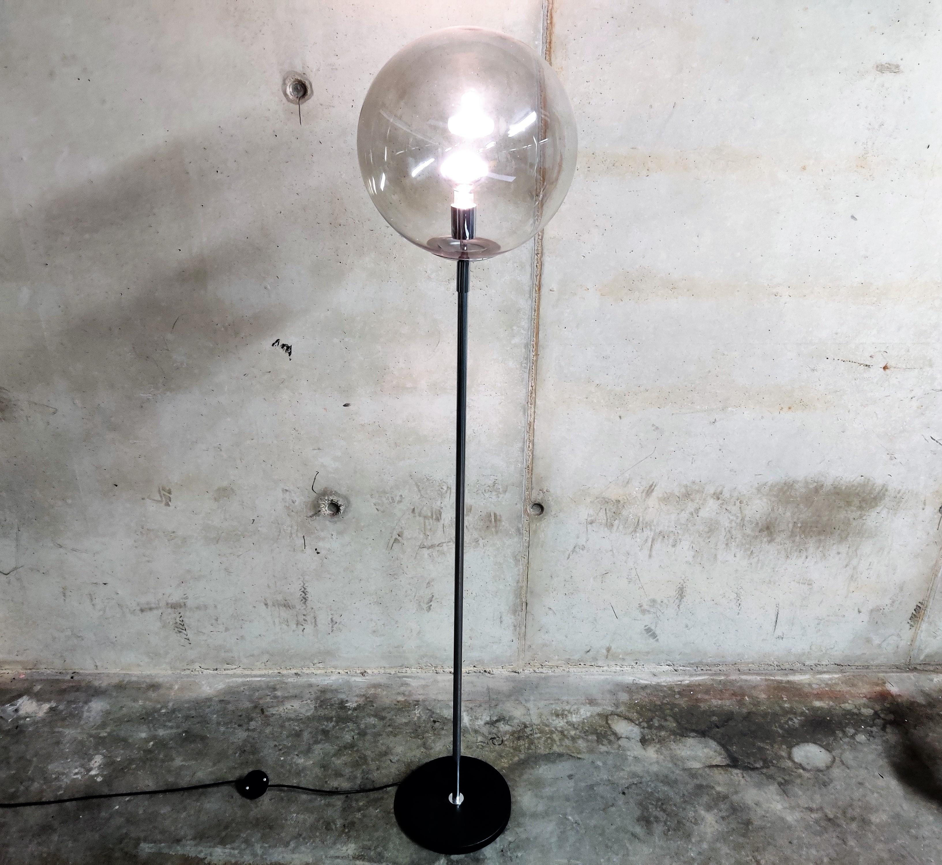 Vintage Stehlampe aus Rauchglas:: 1970er Jahre im Zustand „Hervorragend“ im Angebot in HEVERLEE, BE