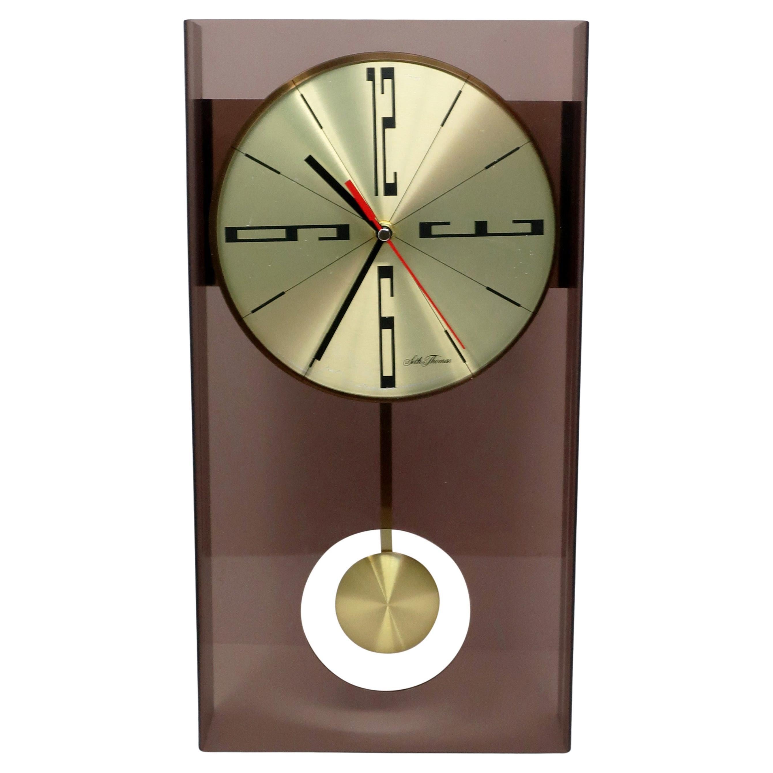 Pendule murale Vision en lucite fumée vintage de Seth Thomas
