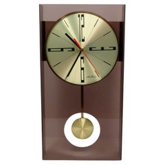 Reloj de pared vintage de lucita ahumada con péndulo Vision de Seth Thomas