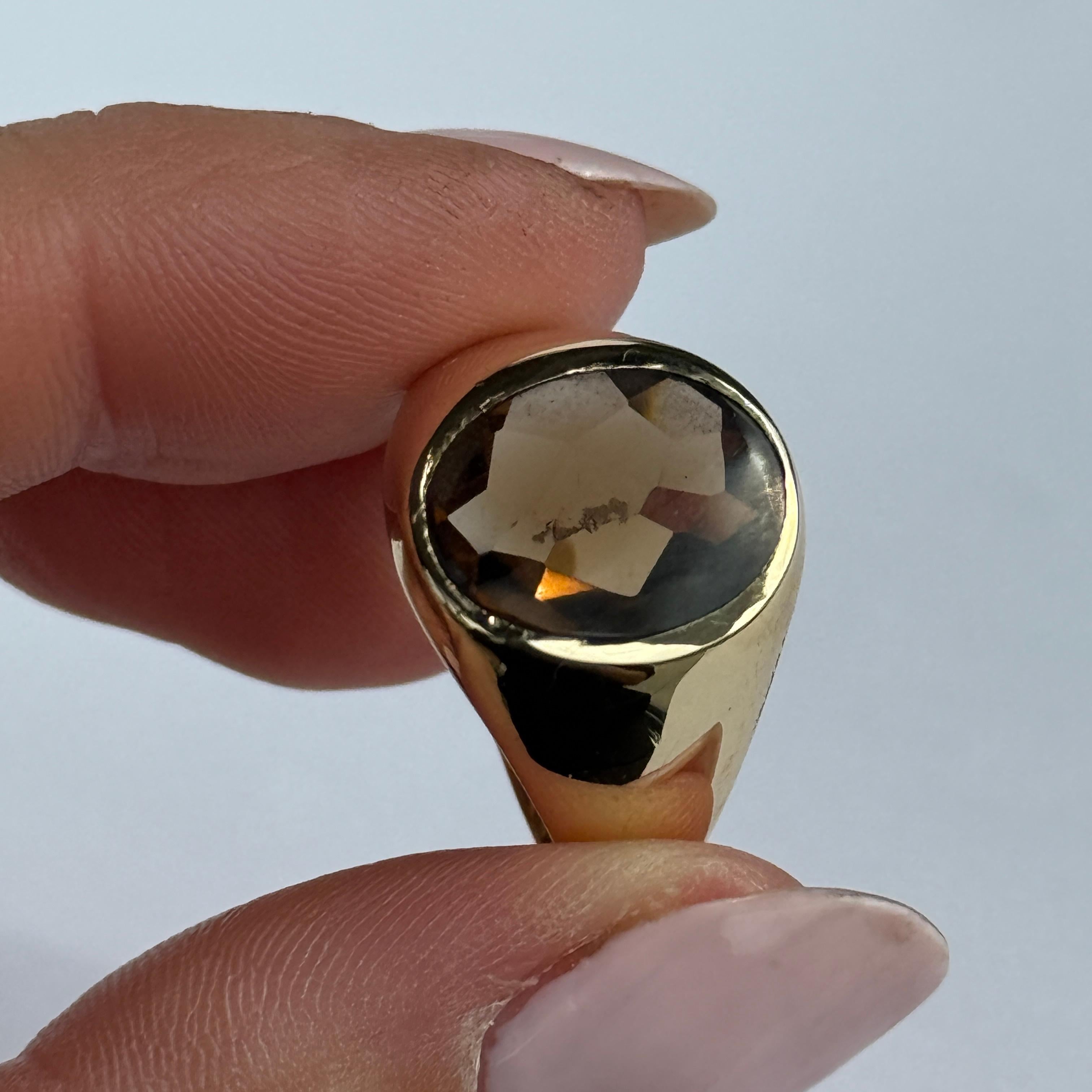 Este anillo tiene un aspecto misterioso. Con algunas luces, la piedra parece una piedra lisa y brillante, y cuando le da la luz se puede ver la maravillosa forma en que está tallada la parte inferior de la piedra. Engarzado en un anillo de oro de 14