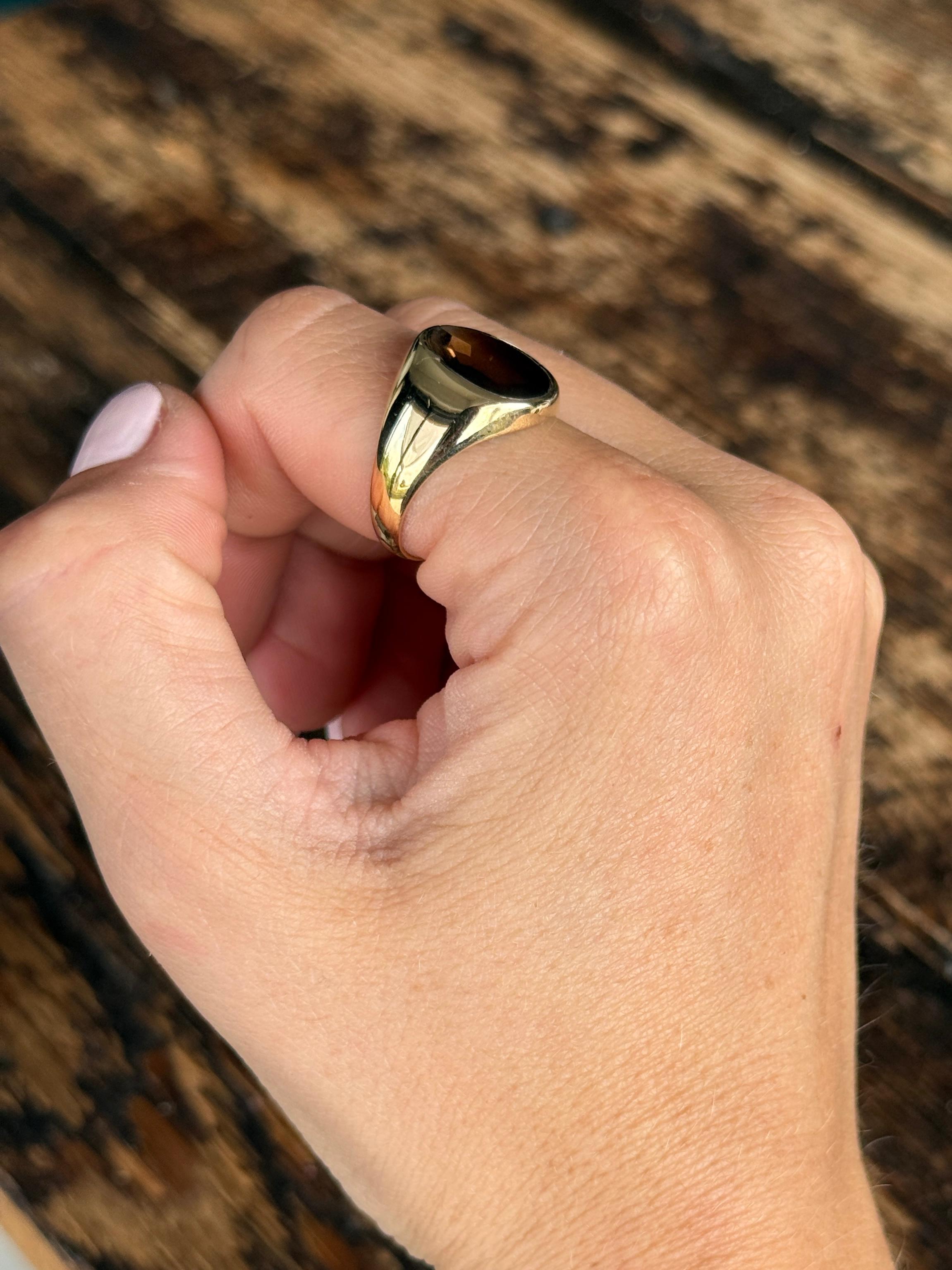 Anillo de sello vintage de cuarzo ahumado y oro de 14 quilates Moderno en venta