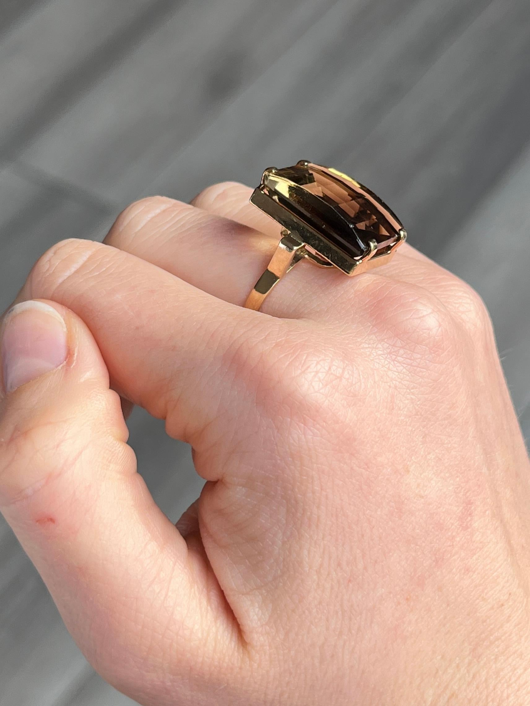 ¡La piedra de cuarzo ahumado del anillo es grande y preciosa! Es de color intenso y se sujeta con unas sencillas garras sobre una galería y una caña modernistas. El anillo está modelado en oro de 9 quilates. Totalmente hallmarked Londres
