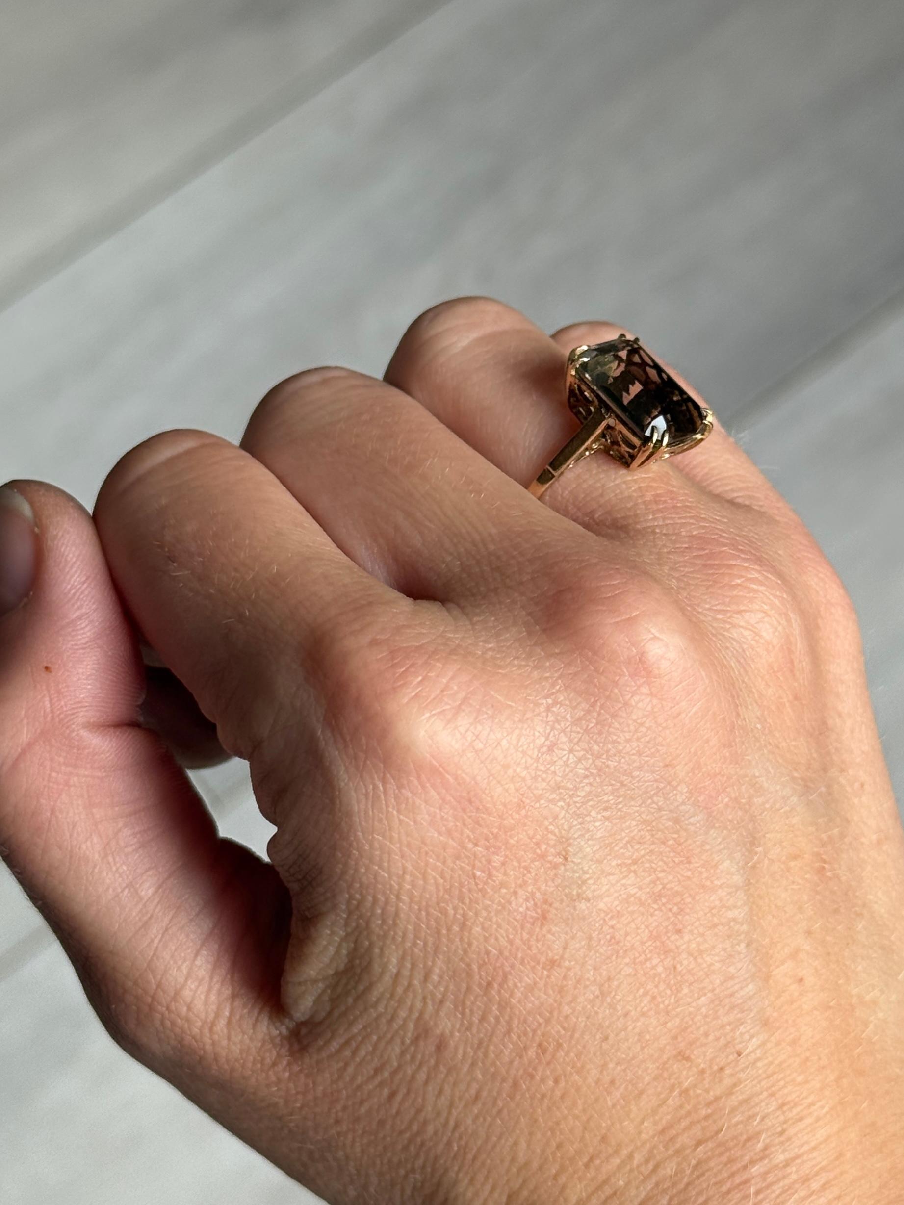 ¡La piedra de cuarzo ahumado del anillo es grande y preciosa! Es de color profundo y se sujeta con unas simples garras. El anillo está modelado en oro de 9 quilates. Hallmarked Birmingham 1960.

Talla del anillo: M o 6 1/4 
Dimensiones de la piedra: