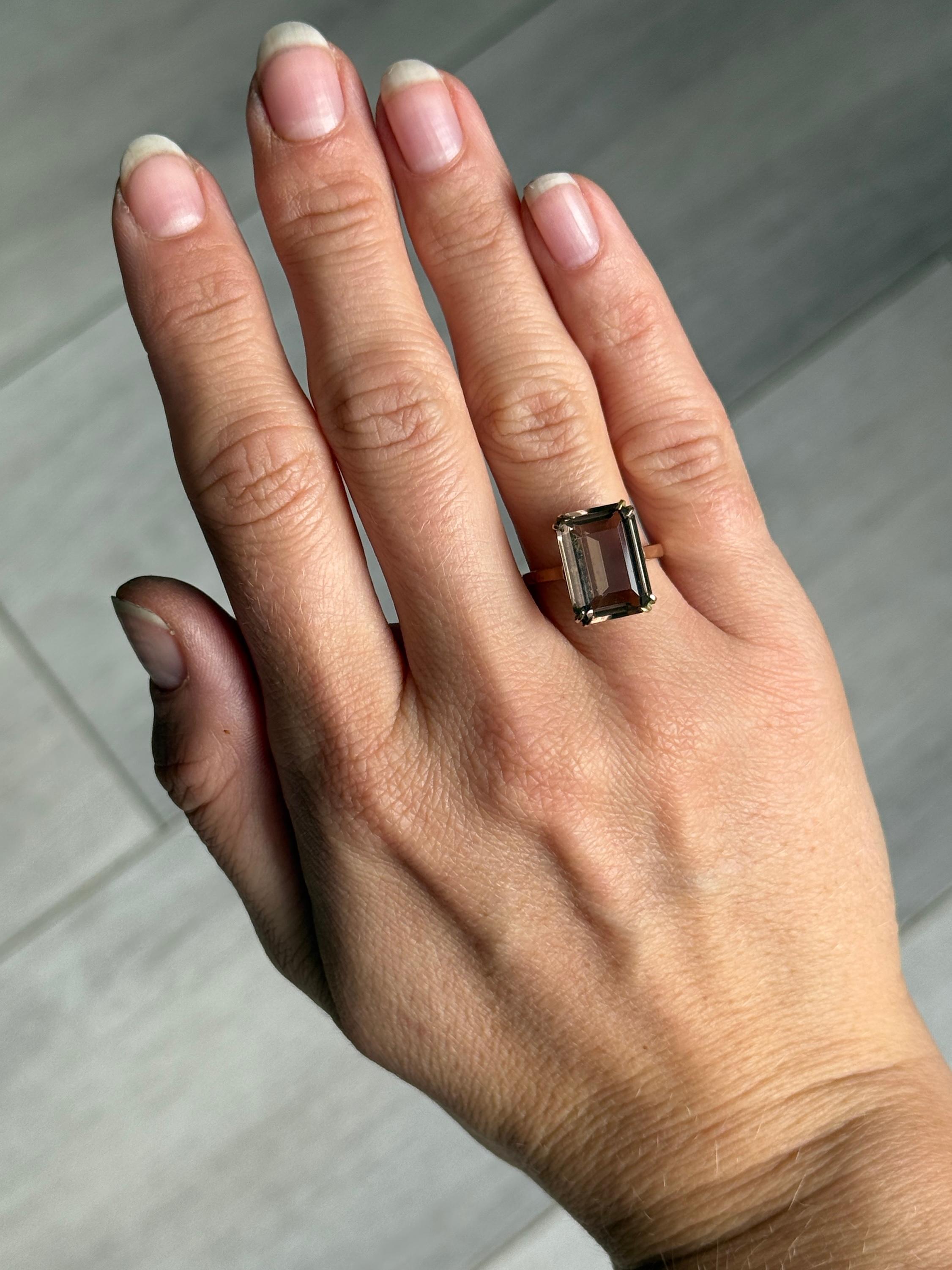 Anillo de cóctel vintage de cuarzo ahumado y oro de 9 quilates Corte esmeralda en venta