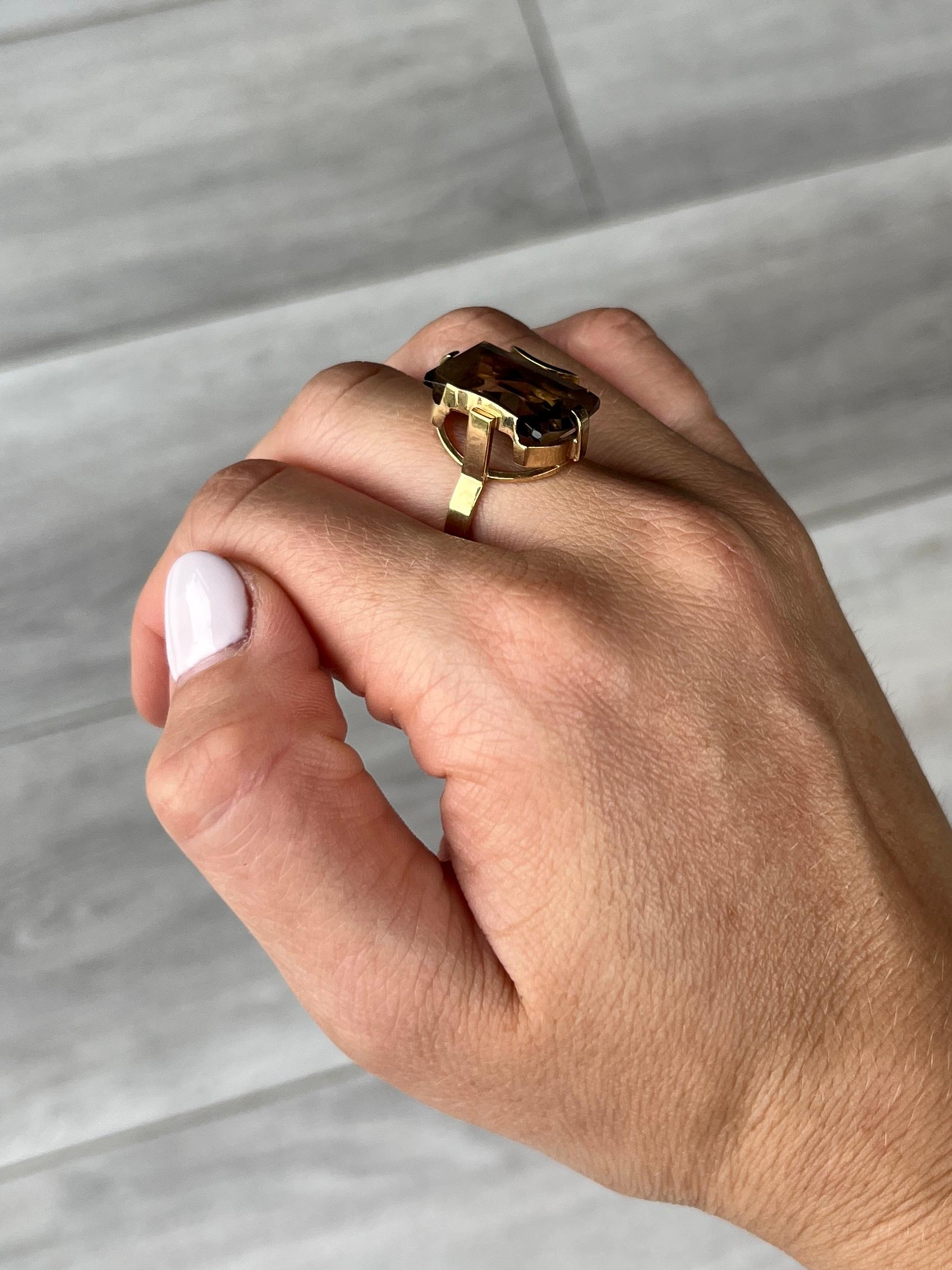 Vintage Smokey Quartz and 9 Carat Gold Cocktail Ring In Good Condition For Sale In Chipping Campden, GB