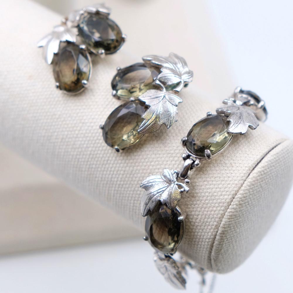 Period: 1950
Hallmark: Schiaparelli
Condition: excellent
Dimensions: bracelet L 7 Inches, earrings 1.6 Inches
Materials: base metal, crystals
Free worldwide shipping.