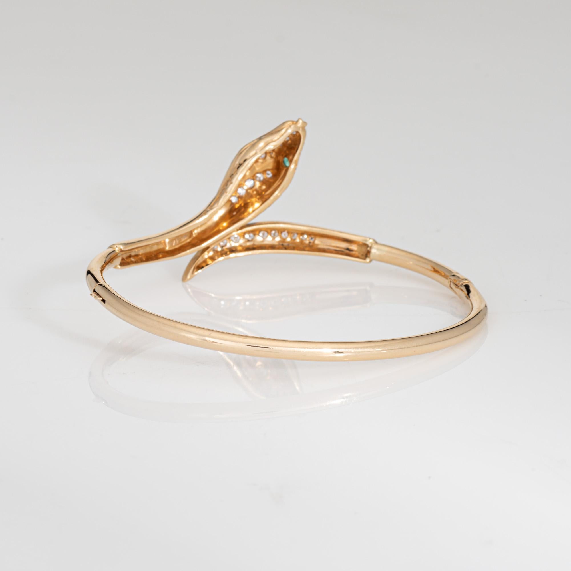 Bracelet serpent vintage finement détaillé en or jaune 14 carats (vers les années 1970-1980). 

Le total des diamants est estimé à 0,30 carats (couleur I-J et pureté SI1-I1). Deux petites émeraudes sont serties dans les yeux.       

Depuis des