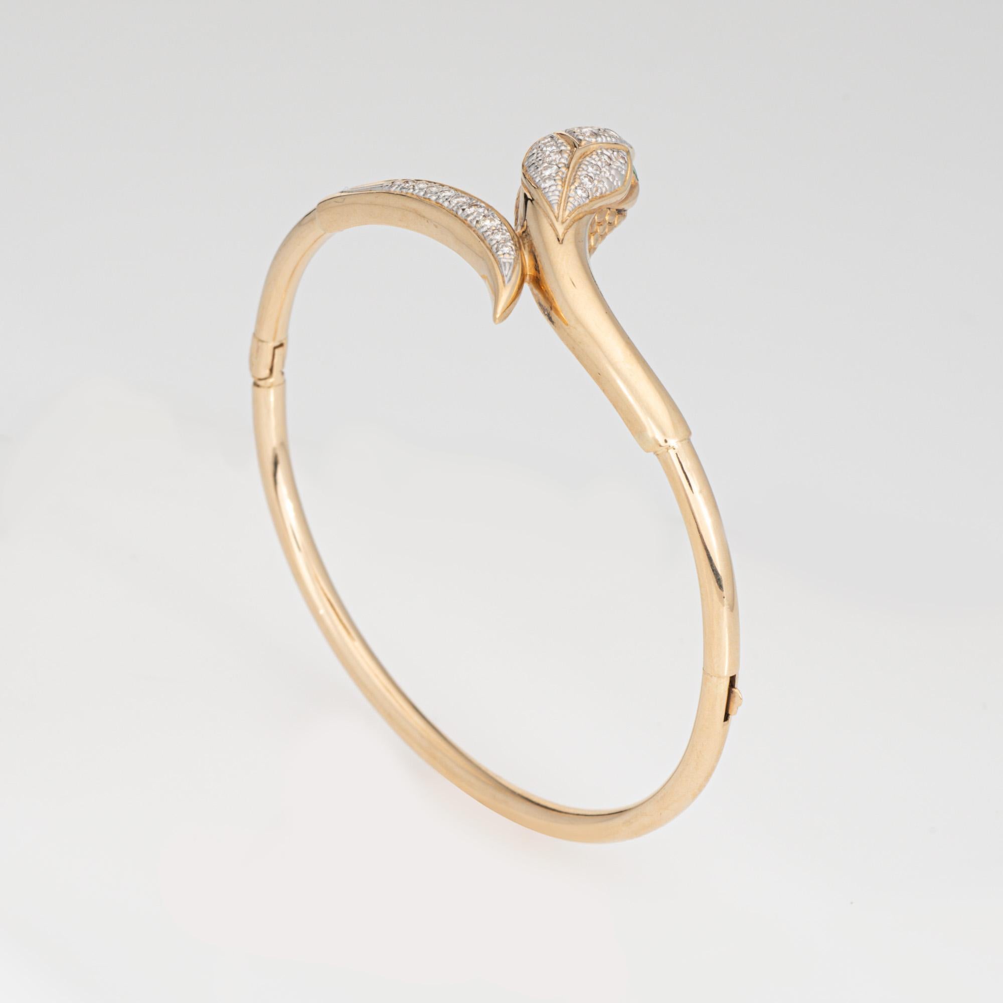 Taille ronde Bracelet jonc serpent vintage en or jaune 14 carats, diamants et émeraudes yeux de 6,5 pouces en vente