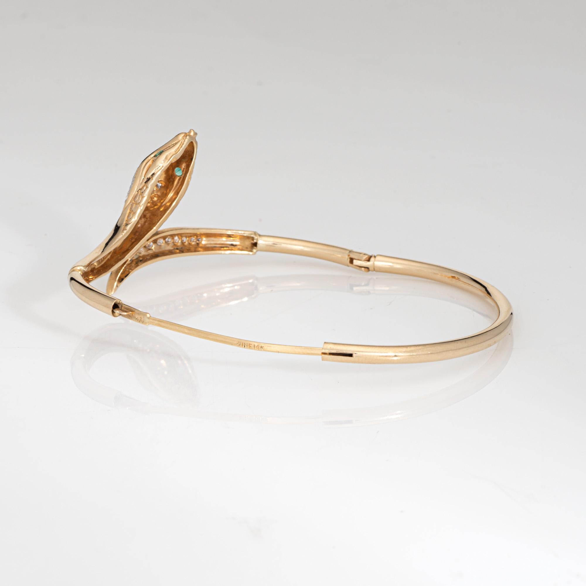 Bracelet jonc serpent vintage en or jaune 14 carats, diamants et émeraudes yeux de 6,5 pouces Pour femmes en vente