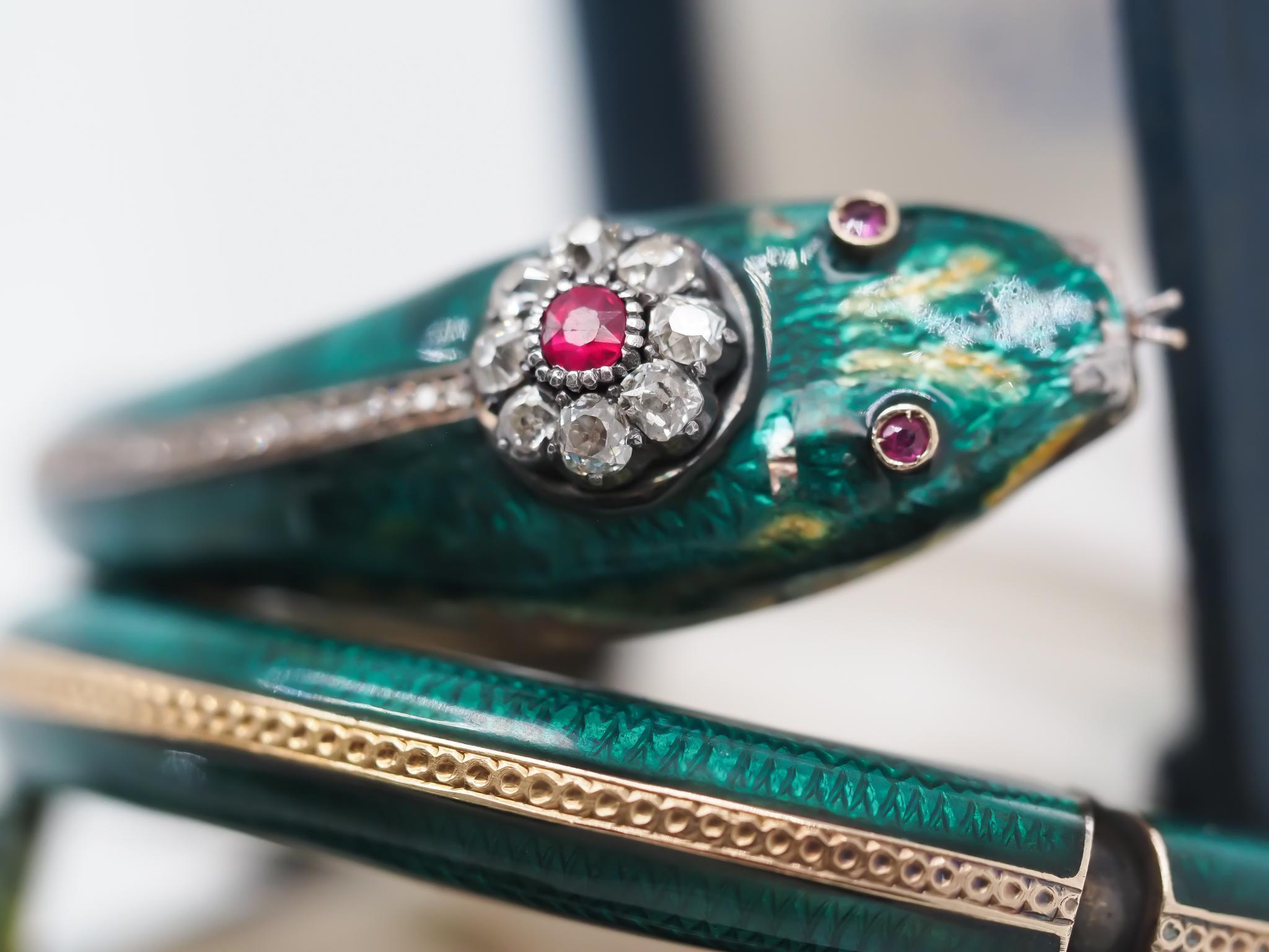Taglio vecchia miniera Bracciale vintage a forma di serpente con occhi di rubino e testa di diamante Old Mine in vendita