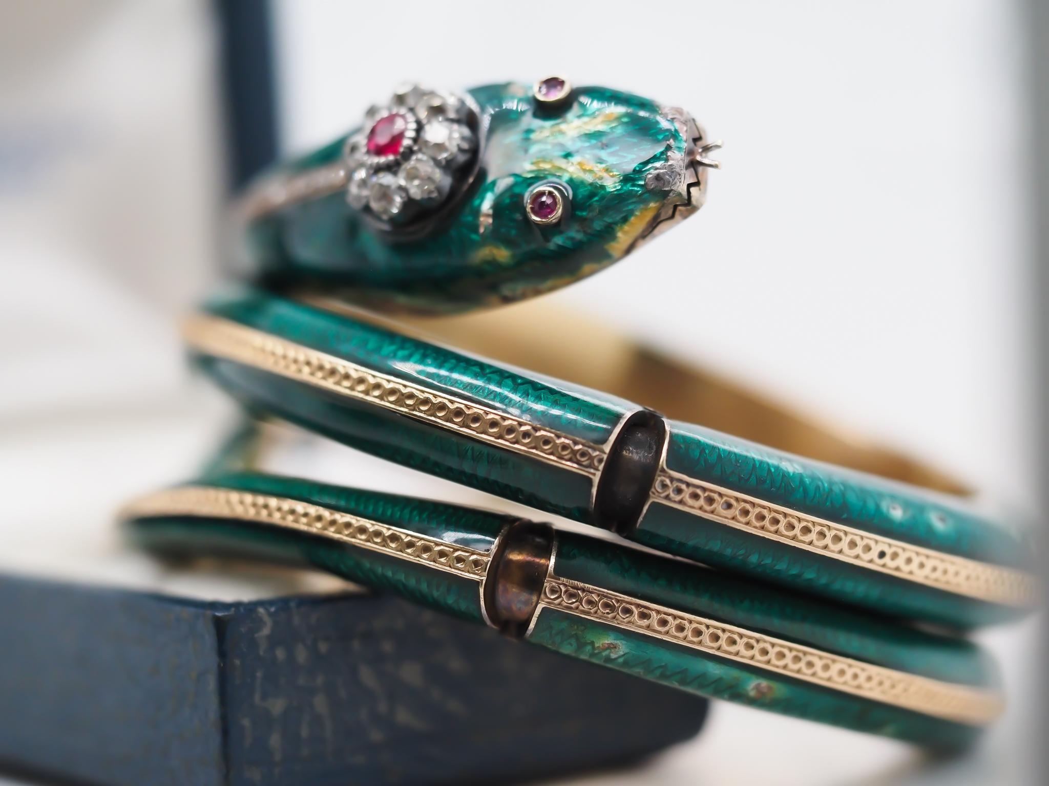 Donna Bracciale vintage a forma di serpente con occhi di rubino e testa di diamante Old Mine in vendita