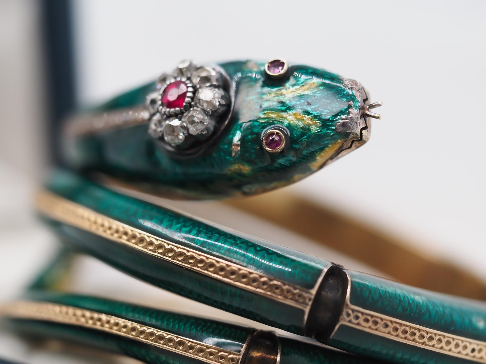 Bracciale vintage a forma di serpente con occhi di rubino e testa di diamante Old Mine in vendita 1