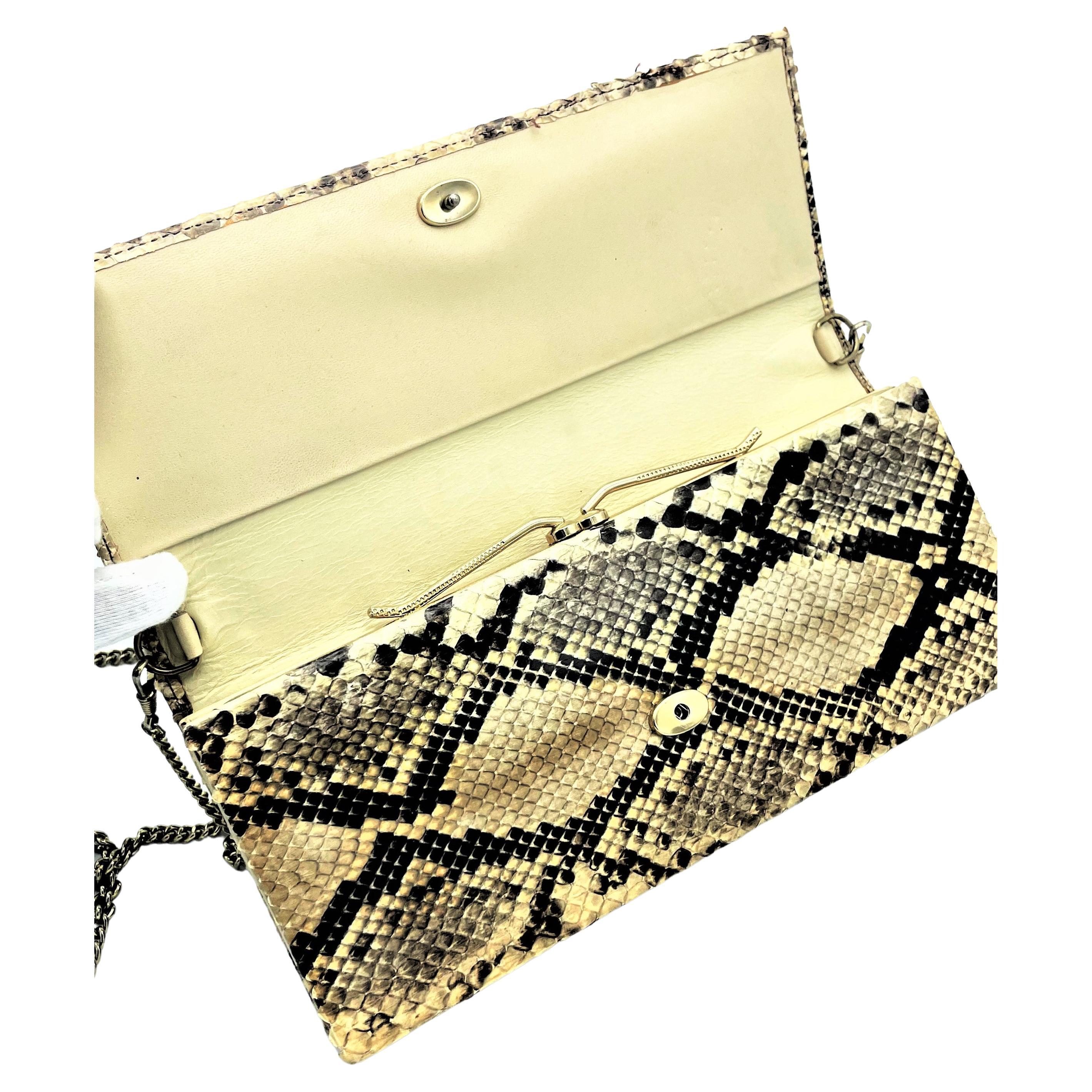 A beautiful and well-preserved snake clutch, inside with 2 long compartments, one with a clasp and one open compartment. Inside lined with leather. There is also an open compartment on the back and detachable 105 cm long chain. Very good