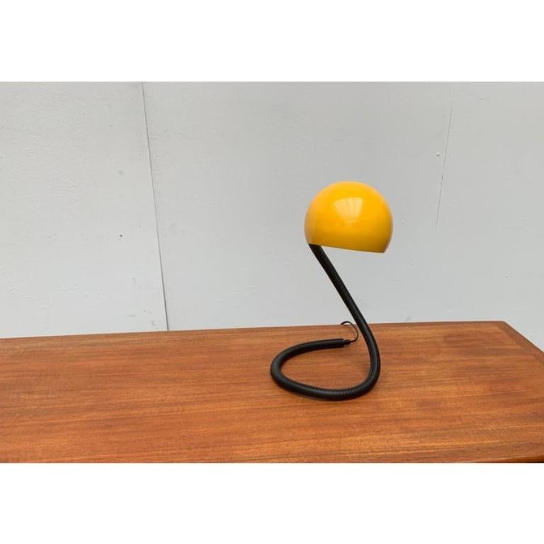Lampe à poser Space AGE Snake en jaune et noir.

Un design bien connu, disponible auprès de différents fabricants. La couleur bicolore jaune et noire est particulièrement intéressante. La lampe peut être réglée dans presque toutes les positions