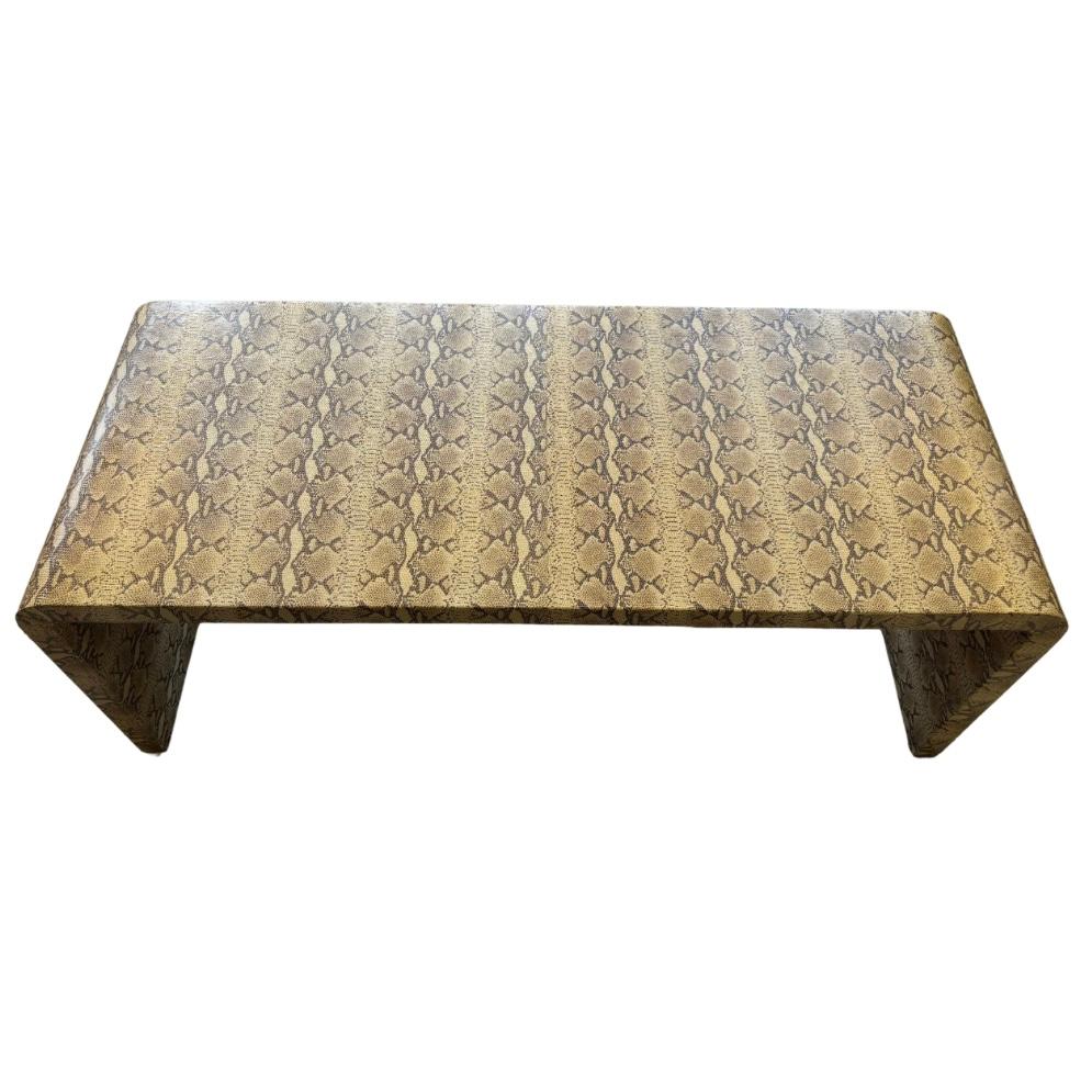 Attribué à : Karl Springer

Table d'appoint vintage à cascade enveloppée de cuir imprimé serpent

Design/One en bois massif recouvert de cuir

Accent rouge sur le dessous de la table

Idéal comme table basse ou table d'appoint surdimensionnée

Cette