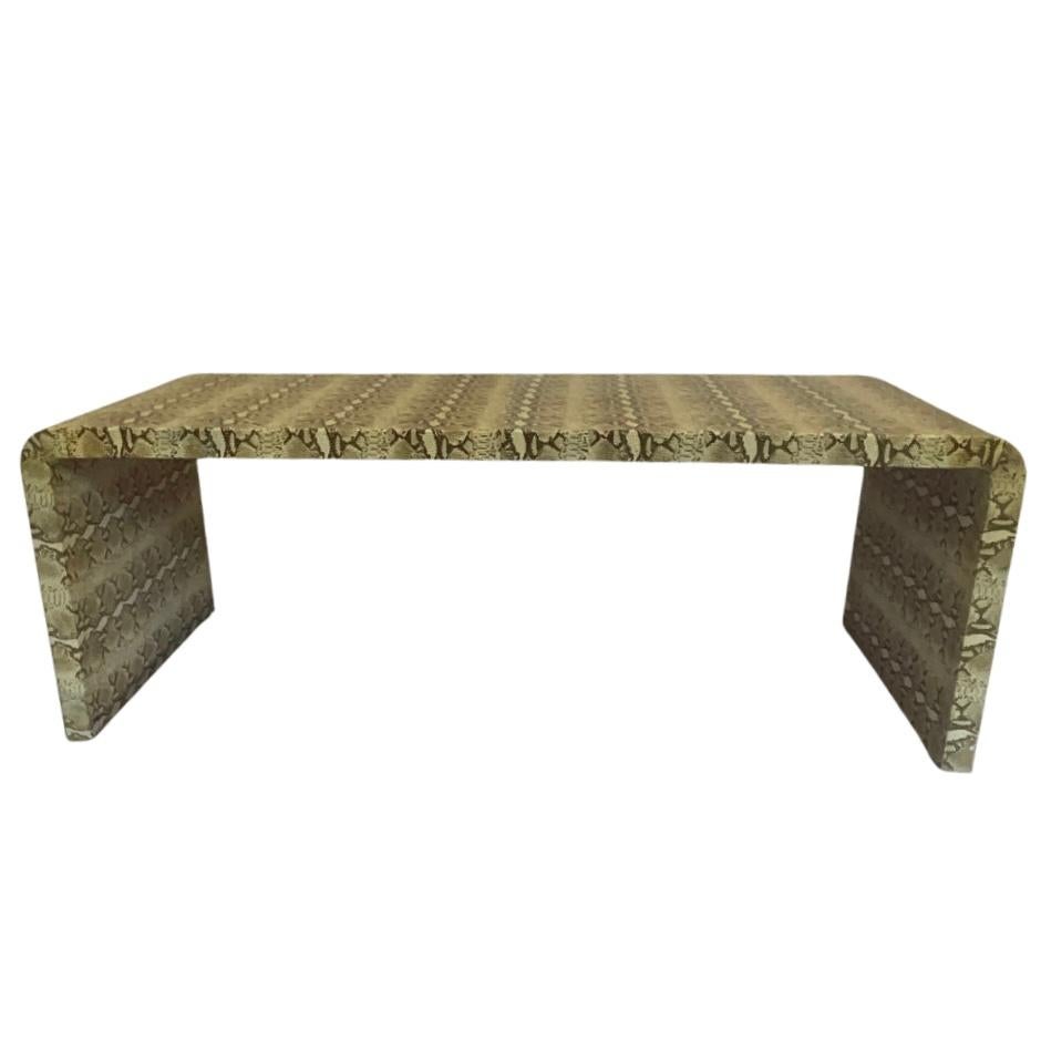 Moderne Table basse vintage en cuir imprimé serpent en vente