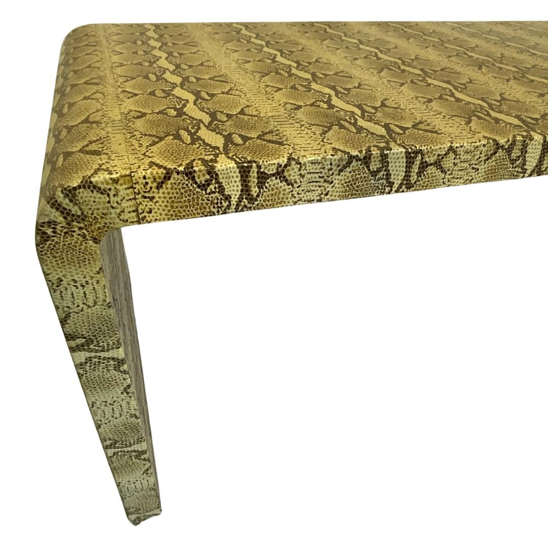 Travail du bois Table basse vintage en cuir imprimé serpent en vente