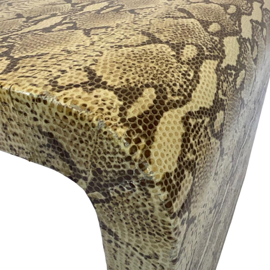 Cuir Table basse vintage en cuir imprimé serpent en vente
