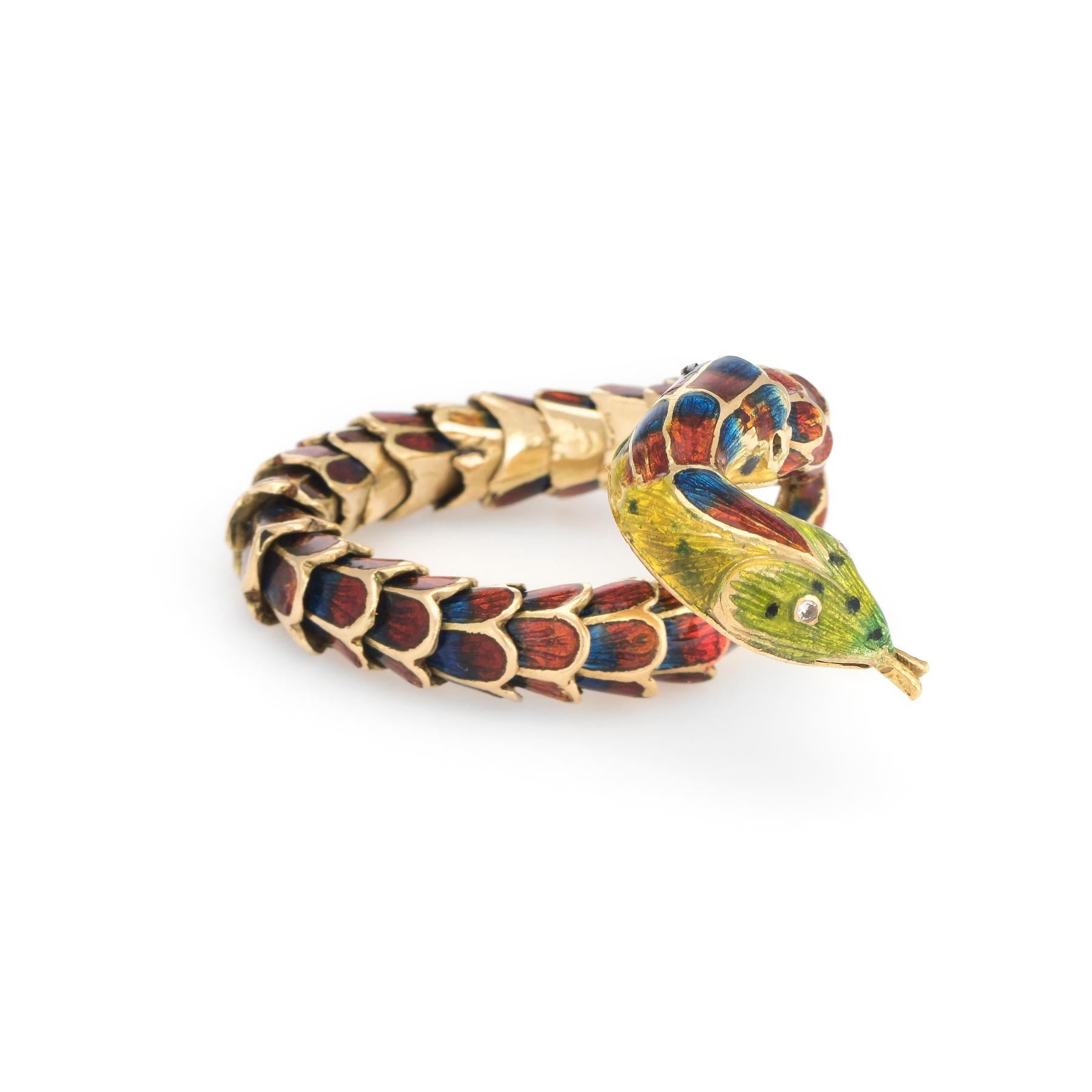 Distinto y elegante anillo de serpiente vintage (circa años 60 a 70), elaborado en oro amarillo de 18 quilates. 

La serpiente presenta detalles realistas con escamas unidas que se mueven y permiten la flexibilidad de la banda. El tamaño del anillo