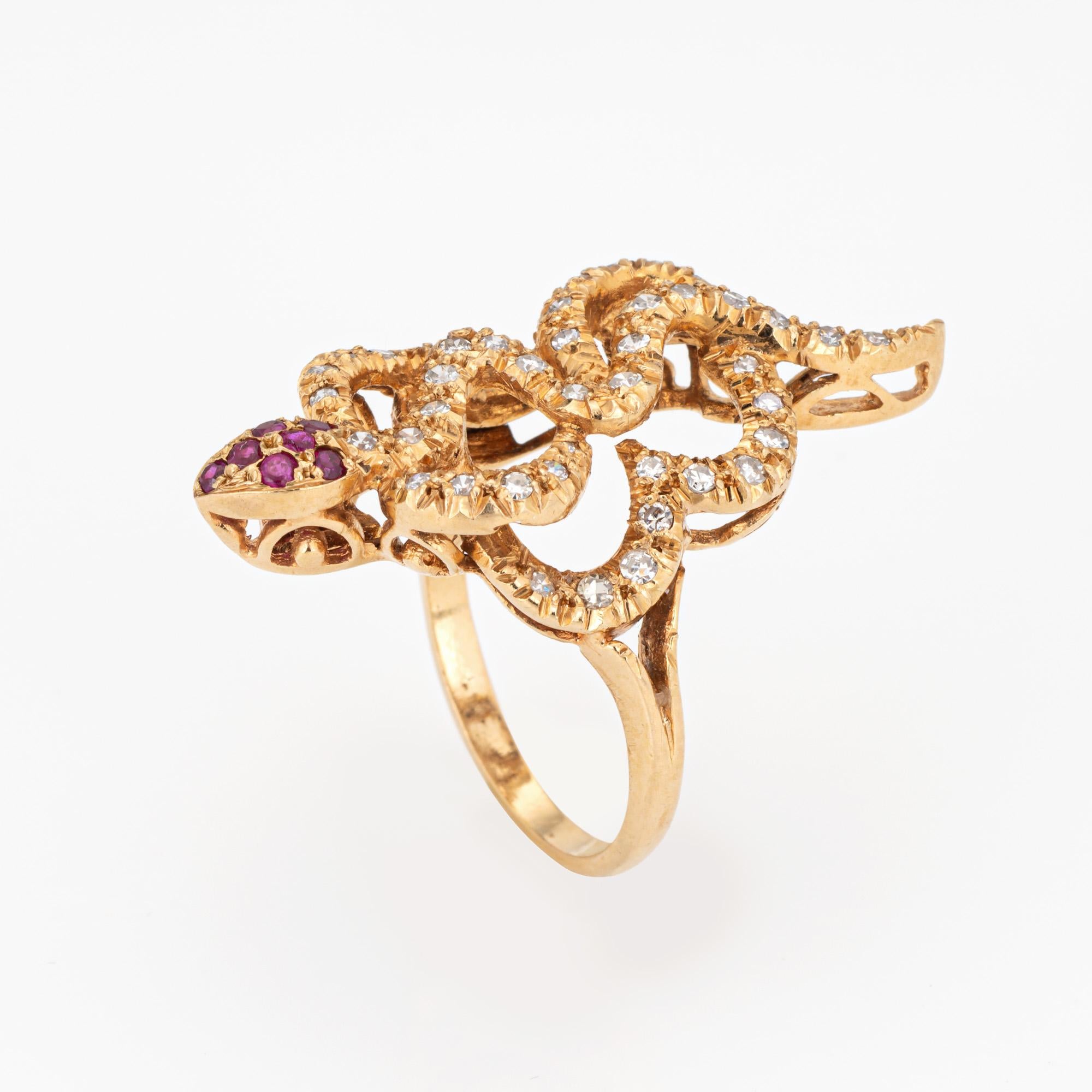 Fein gearbeiteter Vintage-Schlangenring aus 18 Karat Gelbgold (ca. 1980er bis 1990er Jahre). 

Die Diamanten haben insgesamt schätzungsweise 0,30 Karat (geschätzte Farbe: I-J und Reinheit: SI1-I1). 7 kleine Rubine sind in den Kopf der Schlange