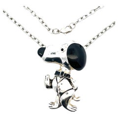 Collier vintage avec pendentif / broche Snoopy de couleur argentée