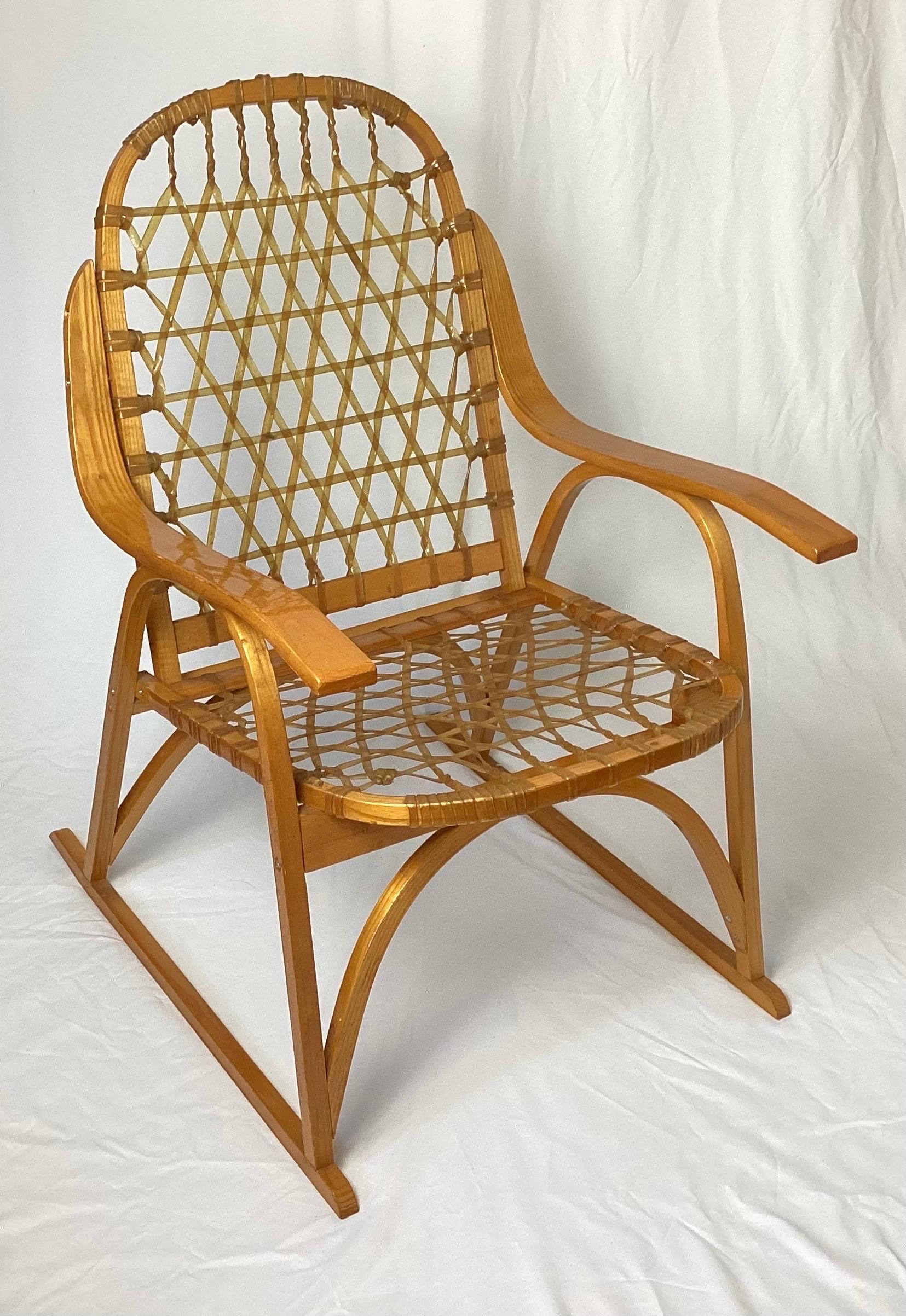 Vintage Schneeschuh Arm  Stühle von SnoCraft, Norwegen, Maine. Toller Look für Ihre Hütte oder Ihr Berghaus. Ausgezeichneter Zustand. Schauen Sie in unseren anderen Angeboten nach weiteren SnoCraft-Möbeln.