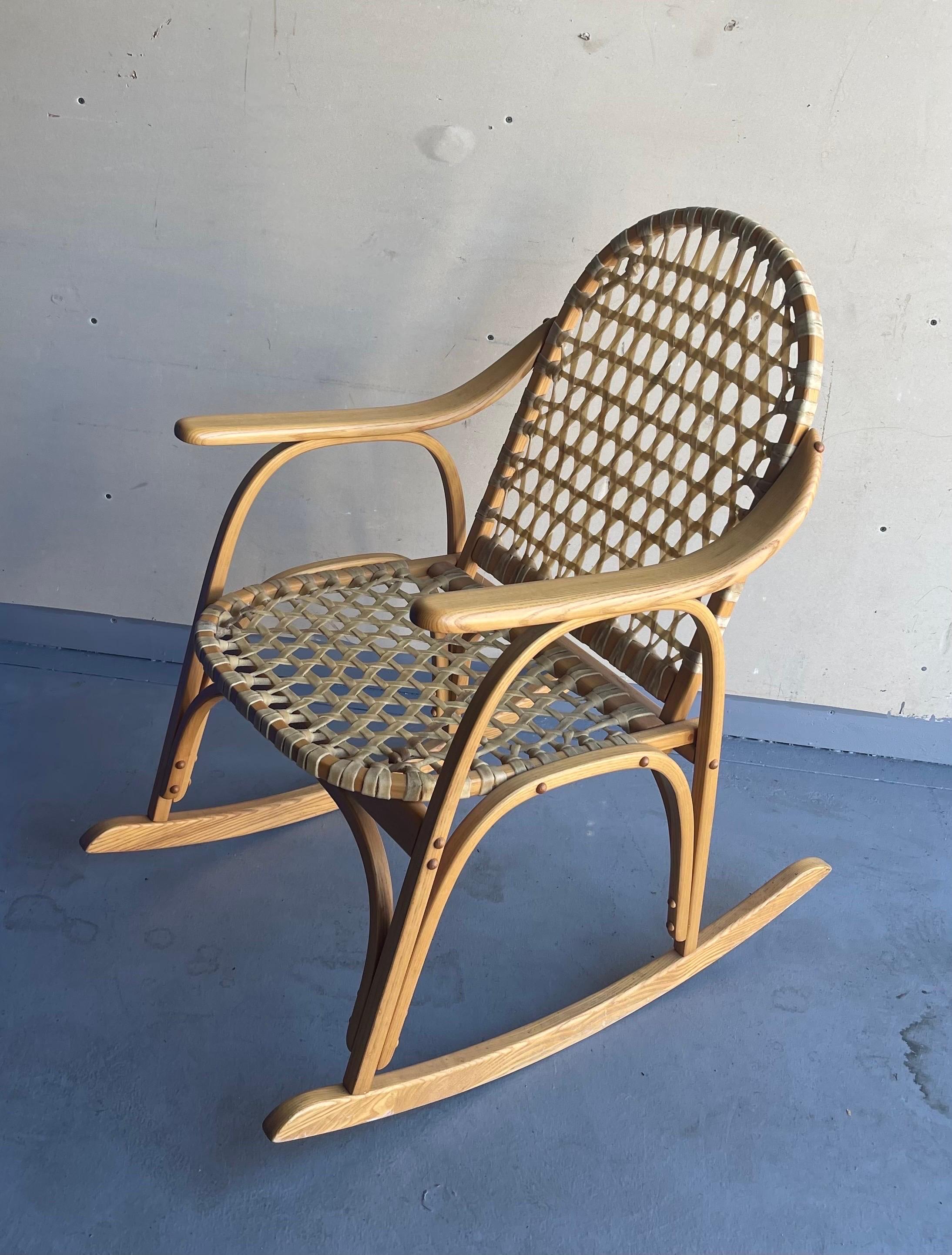 Rustique Chaise à bascule vintage en fer à neige d'Iverson Snowshoe Co. en vente