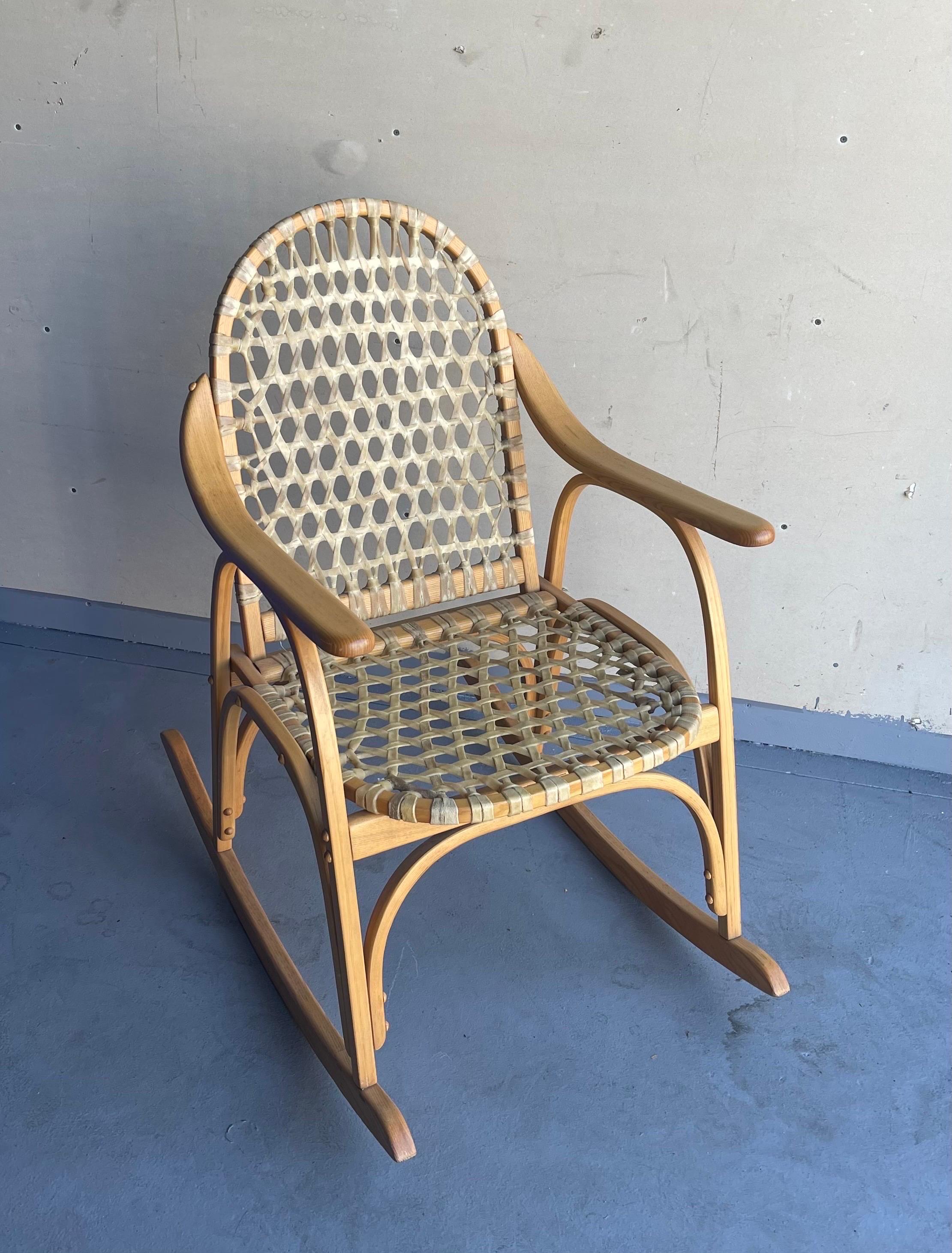 Nord-américain Chaise à bascule vintage en fer à neige d'Iverson Snowshoe Co. en vente