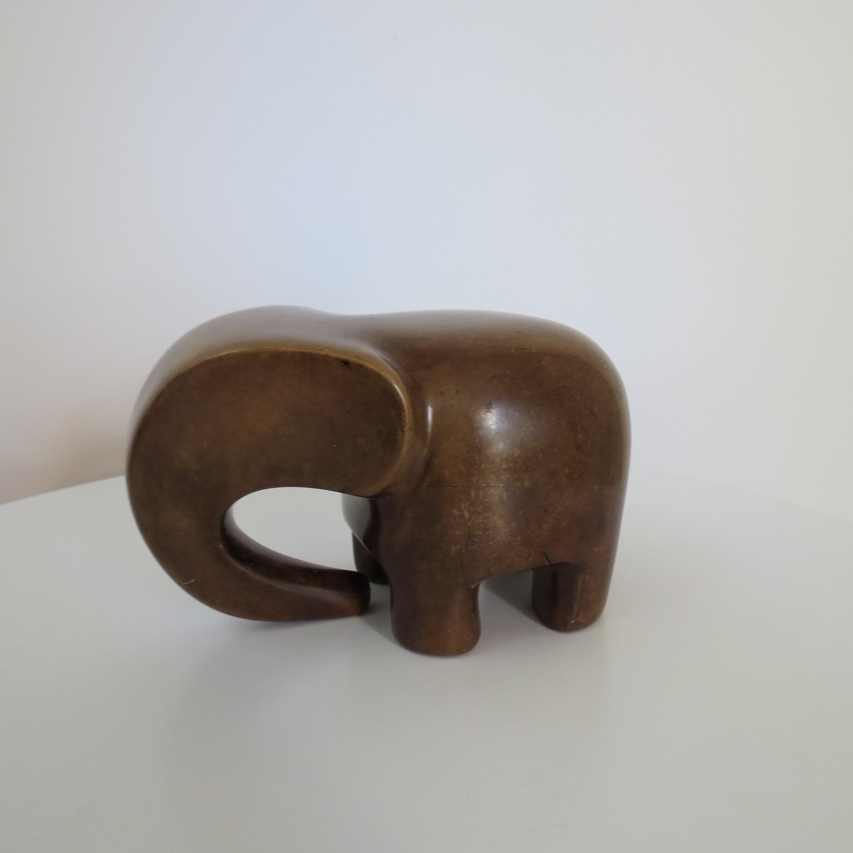 20ième siècle Sculpture d'éléphant éléphant en pierre serpentine vintage du Kenya tribale