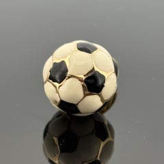 Ciondolo vintage con pallone da calcio in oro 14k e smalto, Italia