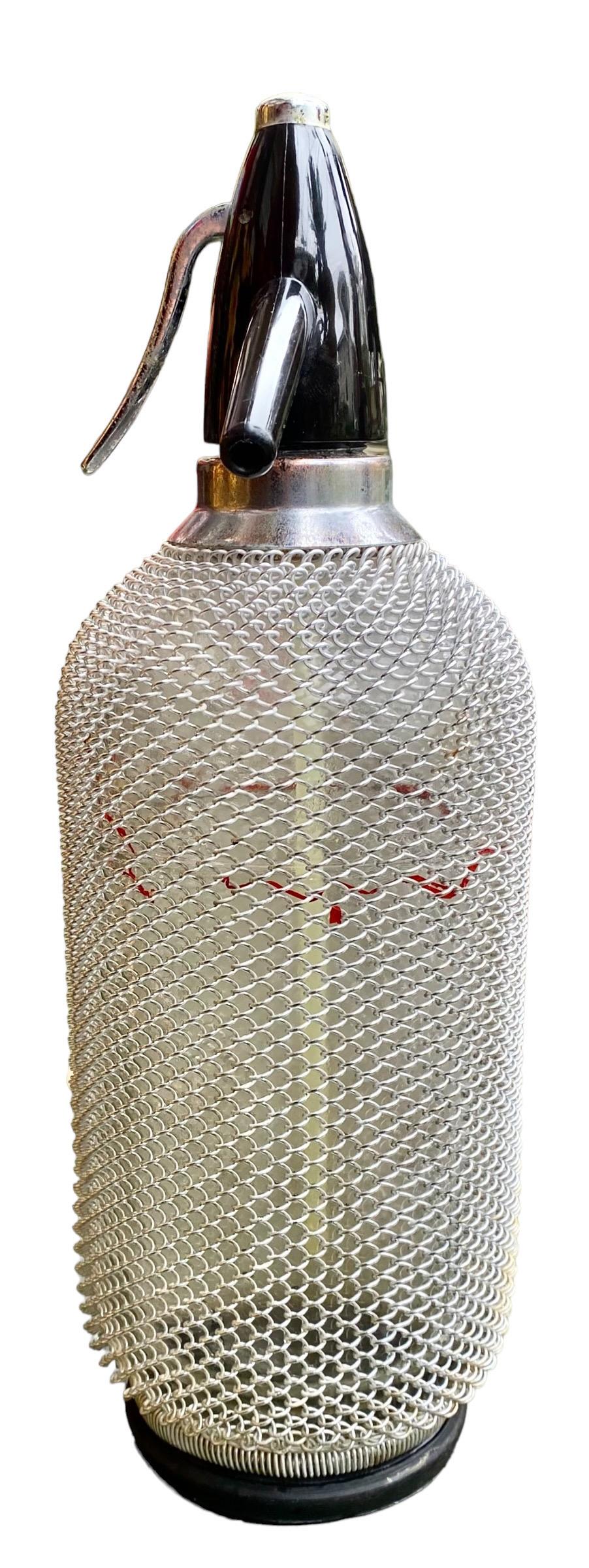 Plastica Bottiglia di vetro per seltz con sifone vintage e rete metallica in vendita