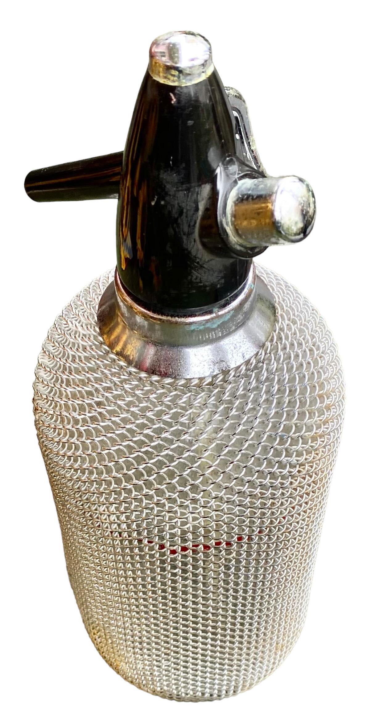 Soda Siphon Seltzer Vintage Glasflasche mit Metallgeflecht, Vintage  (Tschechisch) im Angebot