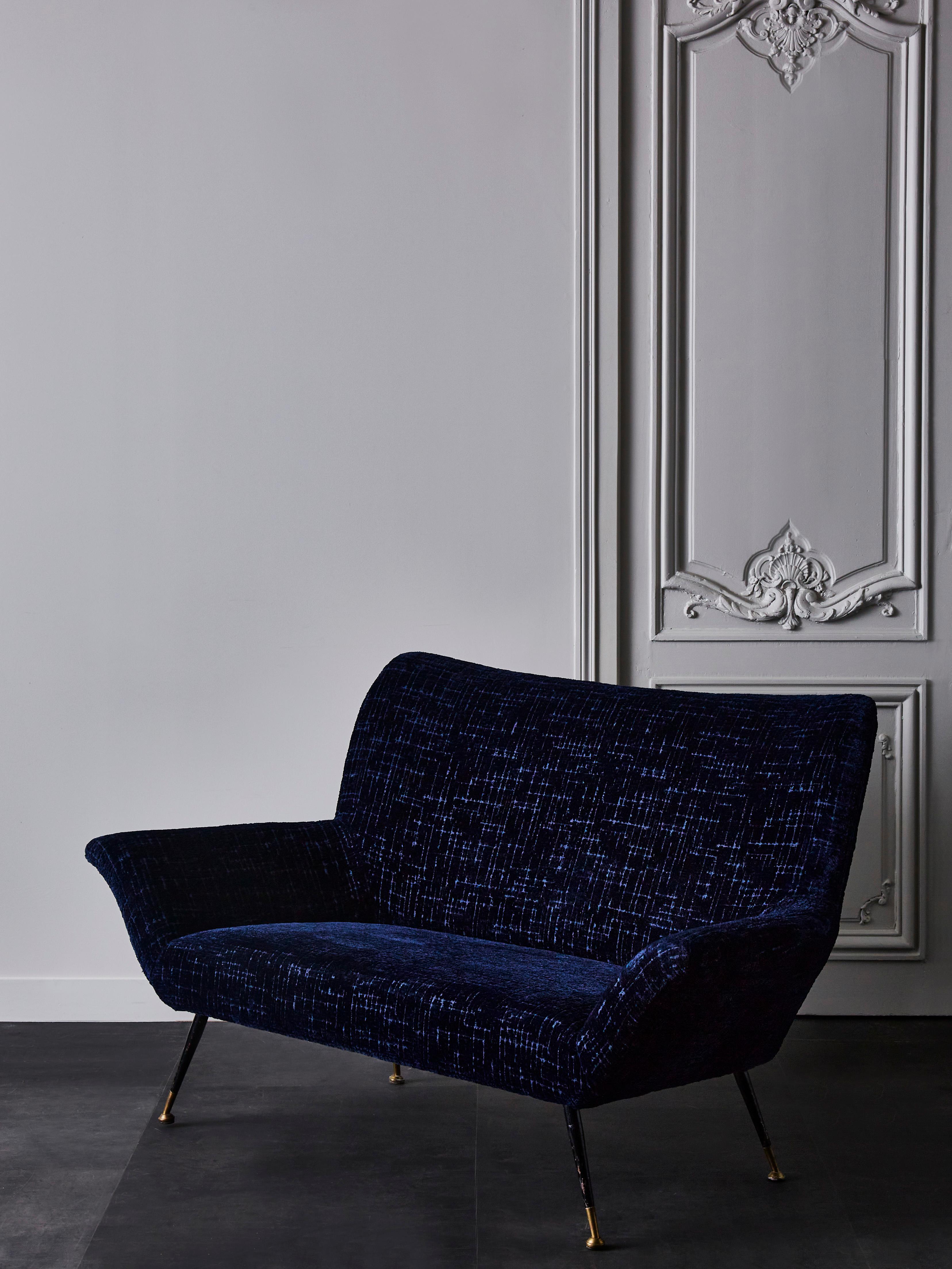 Vintage Italian sofa entirely restored et reupholstered with a blue velvet by Rubelli. 4 black lacquered metal and brass feet.
Italy, 1970s.