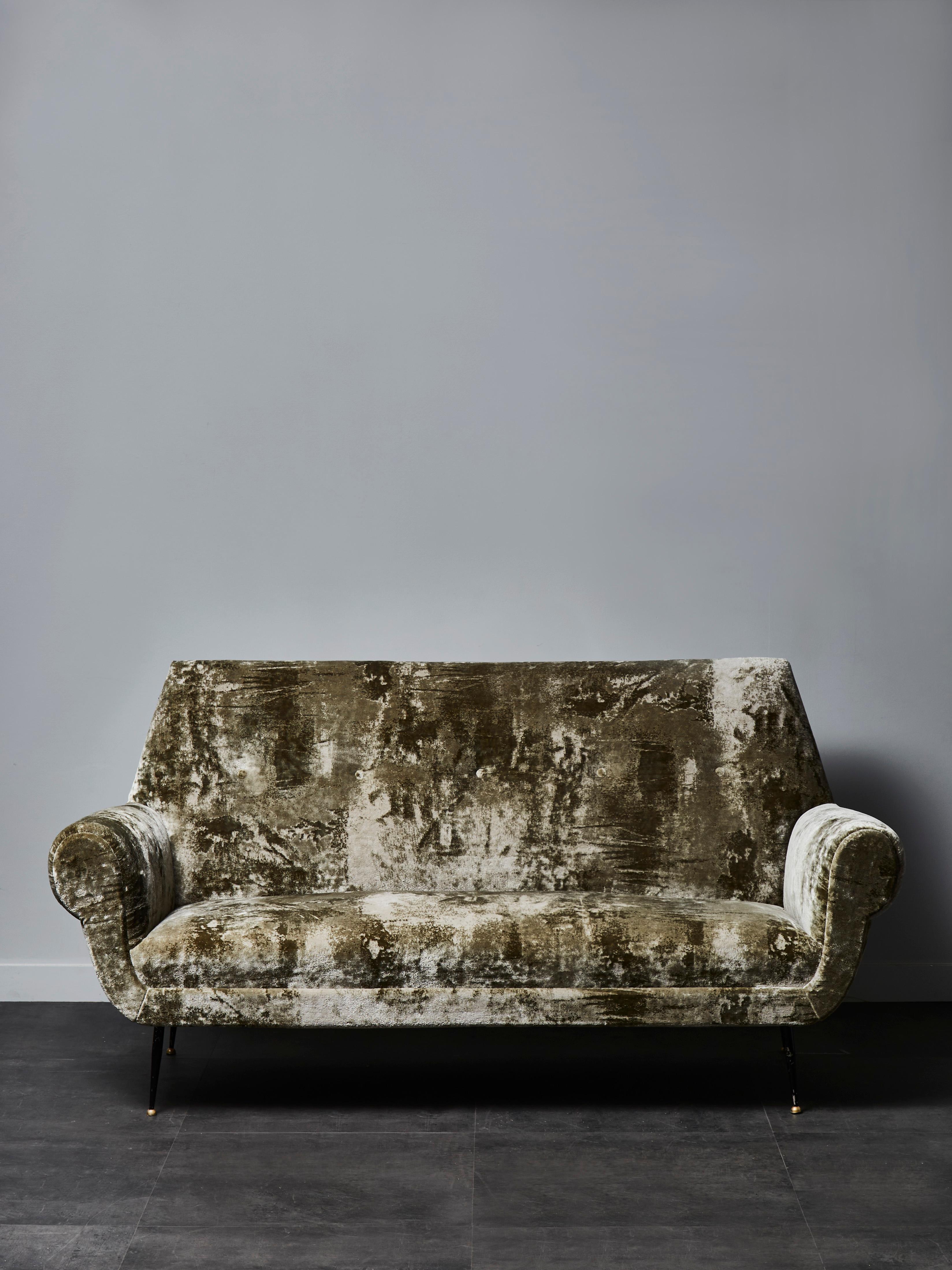 Elegantes 2-Sitzer-Sofa, komplett restauriert und neu gepolstert mit einem Samt von Nobilis. 
Italien, 1970er Jahre.
  