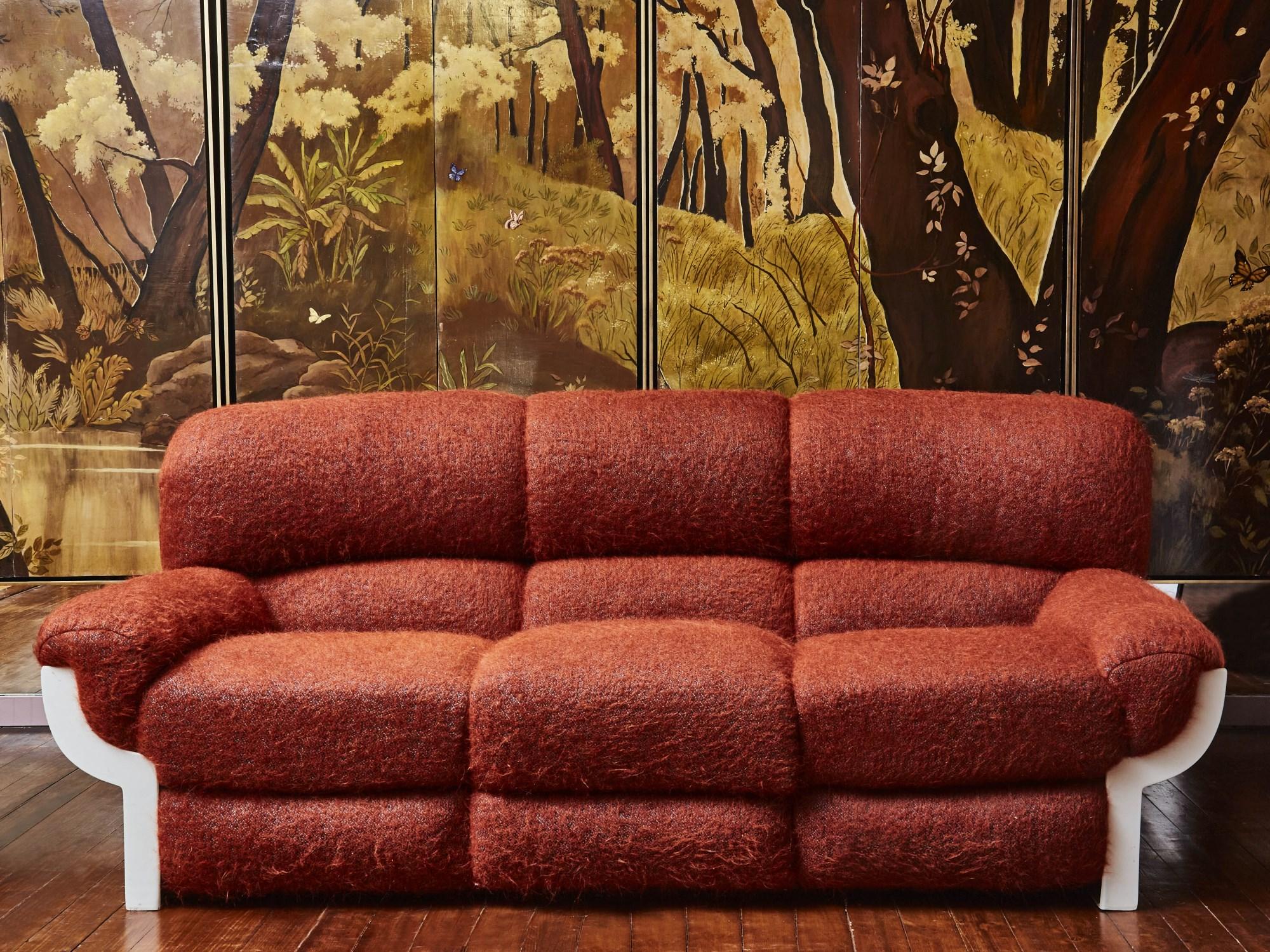Wunderschönes 3-Sitzer-Sofa aus Fiberglas, komplett neu gepolstert mit einem Stoff von Pierre Frey.
Italien, 1970er Jahre