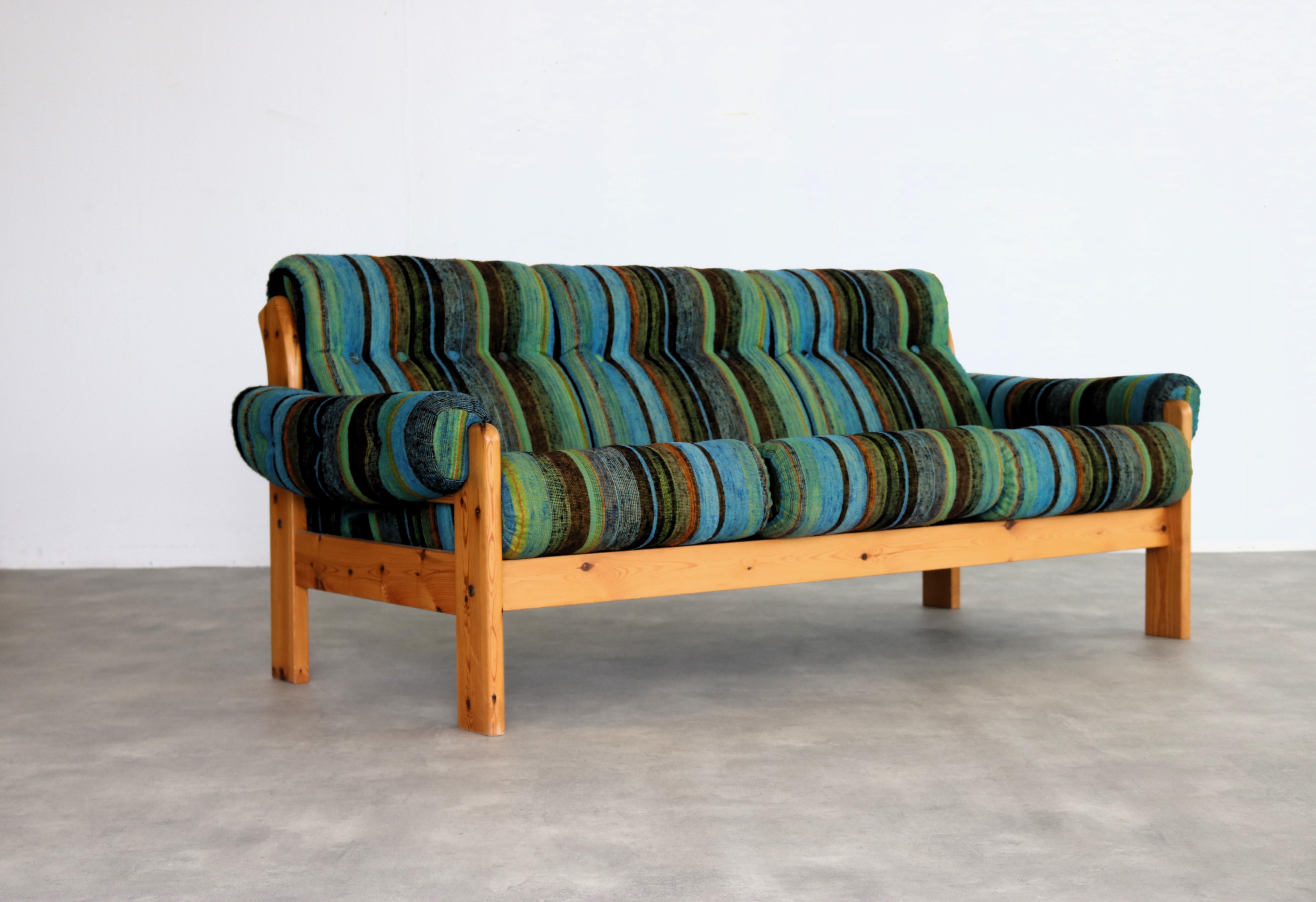 Vintage-Sofa  Bank  60s  Schwedisch

Zeitraum  60's
Entwurf  unbekannt  Schweden
Bedingung  gut  leichte Gebrauchsspuren
Größe  78 x 190 x 80 (HxBxT) Sitzhöhe 44;

Details  Kiefer; gepolstert; passender Sessel erhältlich;

Artikelnummer  2380