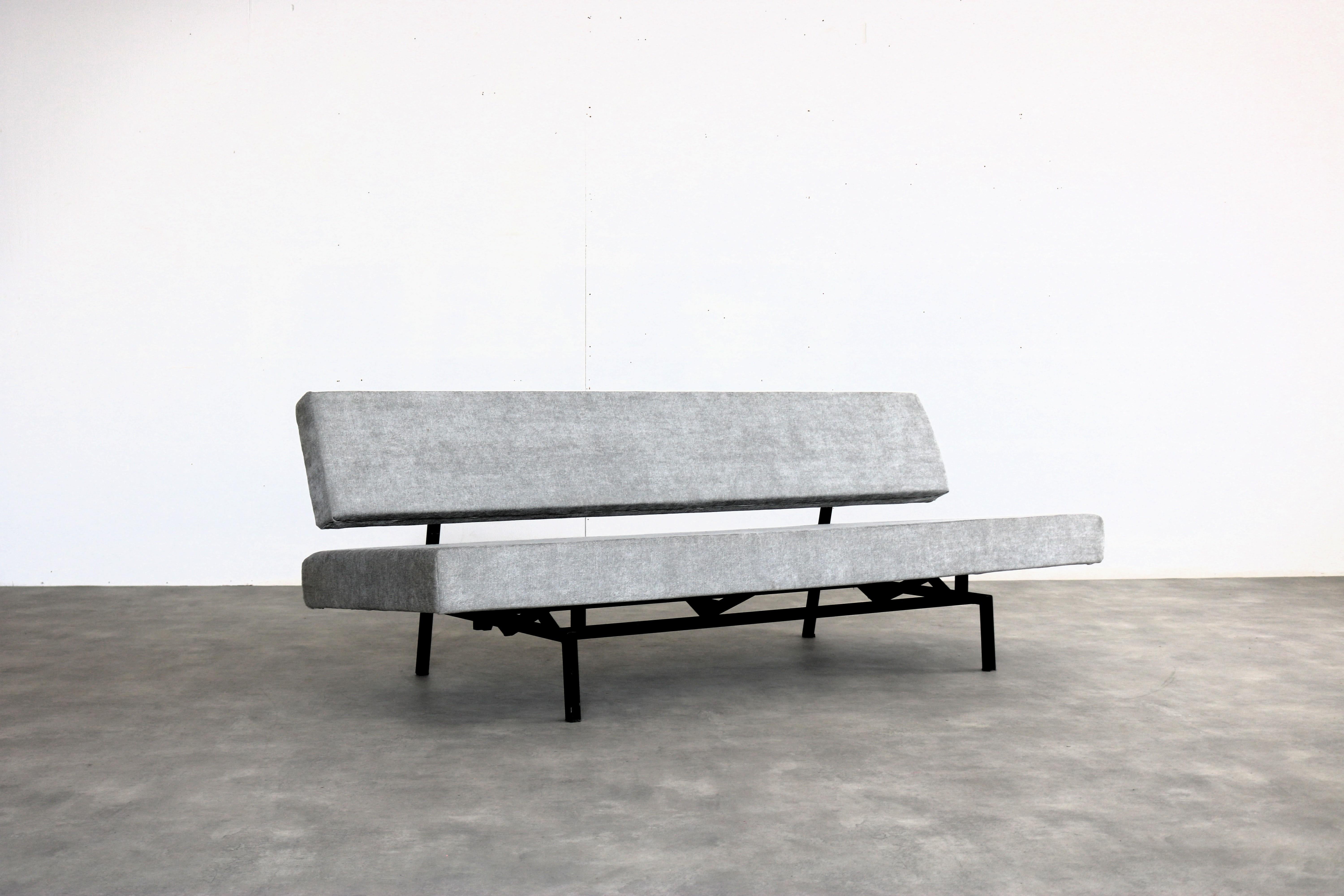 
sofá vintage  banco  daybed  70s  Martin Visser

periodo  70s
diseño  Martin Visser  Espectro  Países Bajos
condición  bien  pequeños signos de uso
talla  70 x 190 x 80 (hxbxd)

detalles  tapizado; metal; extensible a sofá cama;

número de artículo