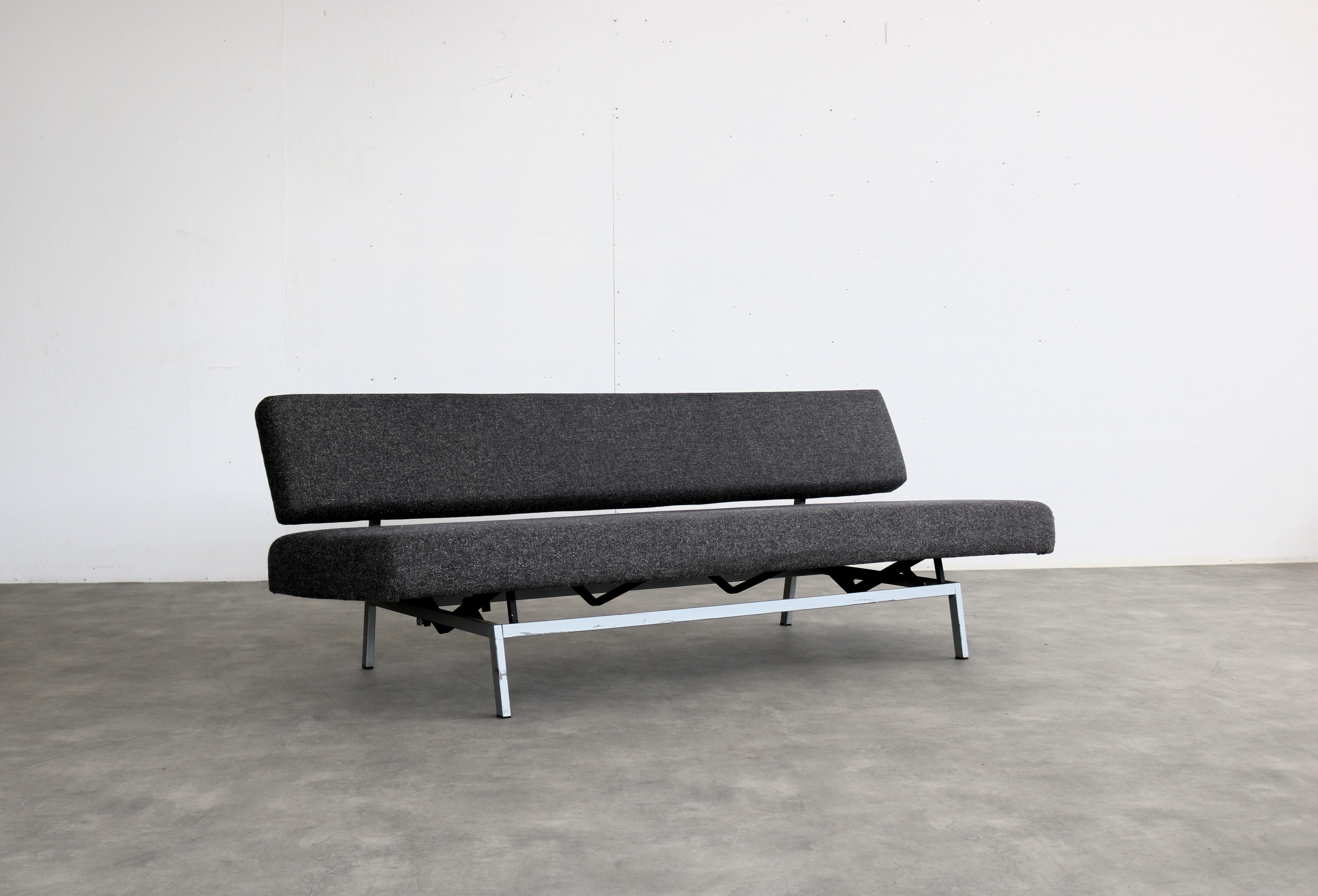 
Vintage-Sofa  Bank  Tagesbett  70s  Martin Visser

Zeitraum  70s
Entwurf  Martin Visser  Spektrum  Niederlande
Bedingung  gut  geringe Gebrauchsspuren
Größe  70 x 190 x 80 (HxBxT)

Details  Polsterung; Metall; ausziehbar zum