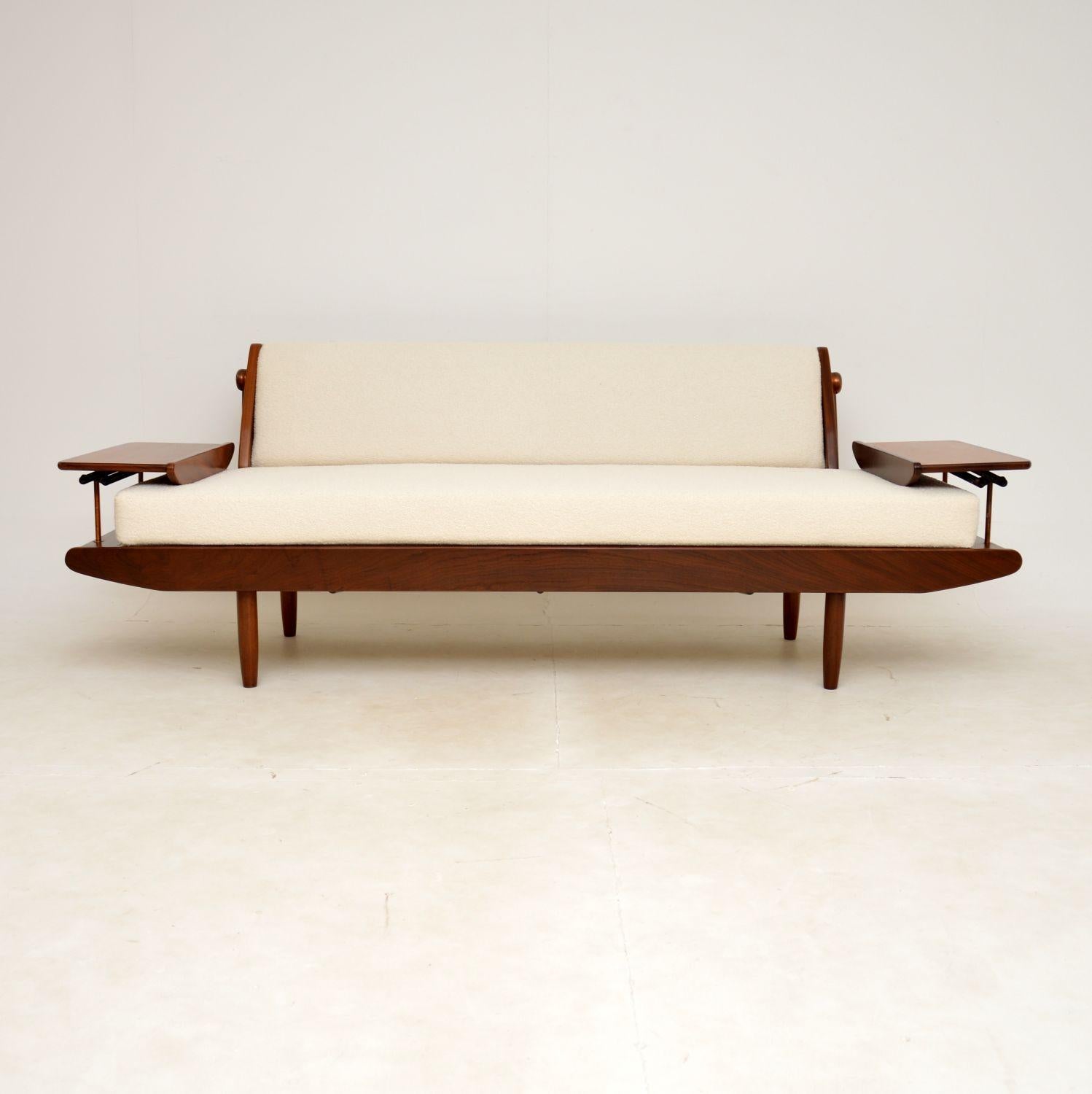 Un excepcional y rarísimo sofá cama vintage de la marca de muebles Toothill, fabricado en Inglaterra y que data de la década de 1960.

Se vendieron originalmente en Heal's en los años 60, la calidad es absolutamente increíble. Tiene un diseño