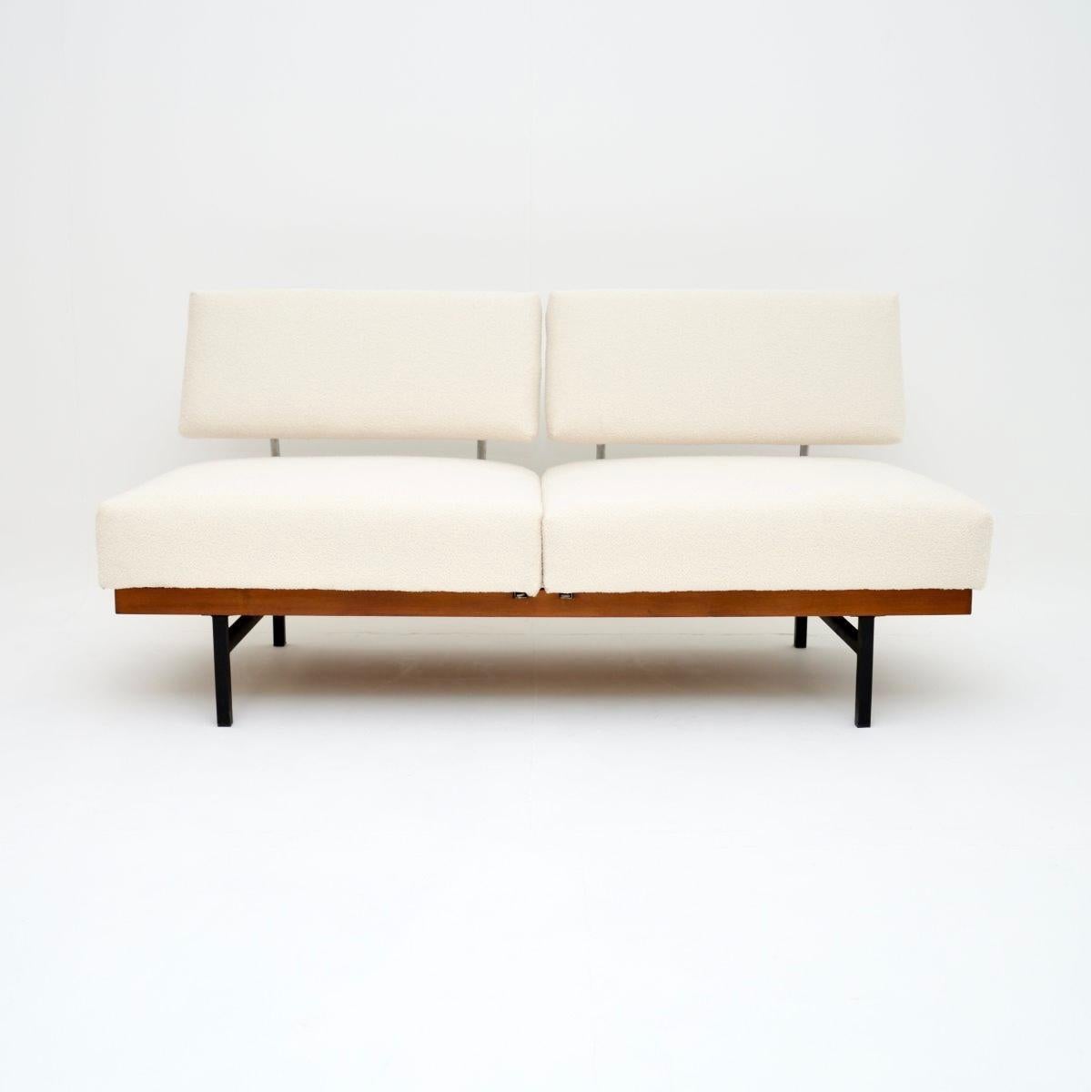 Un canapé-lit vintage élégant et extrêmement bien fabriqué par Wilhelm Knoll. Fabriqué en Allemagne, il date des années 1960.

Sa conception est étonnante : les deux moitiés pivotent et les dossiers s'abaissent pour en faire un lit d'appoint. Il est