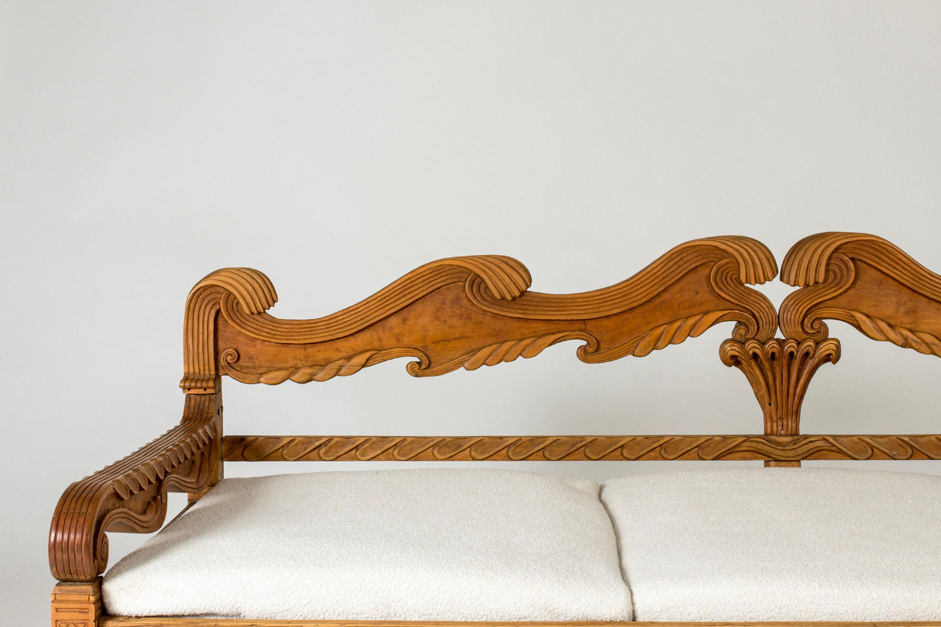 Atemberaubendes Sofa von Knut Fjaestad aus Eichenholz mit einem schönen, komplizierten geschnitzten Muster aus Blättern, Wellen und Linien, das sich über das ganze Stück erstreckt.

Knut Fjaestad war ein Stockholmer Kaufmann, der im ersten Jahrzehnt