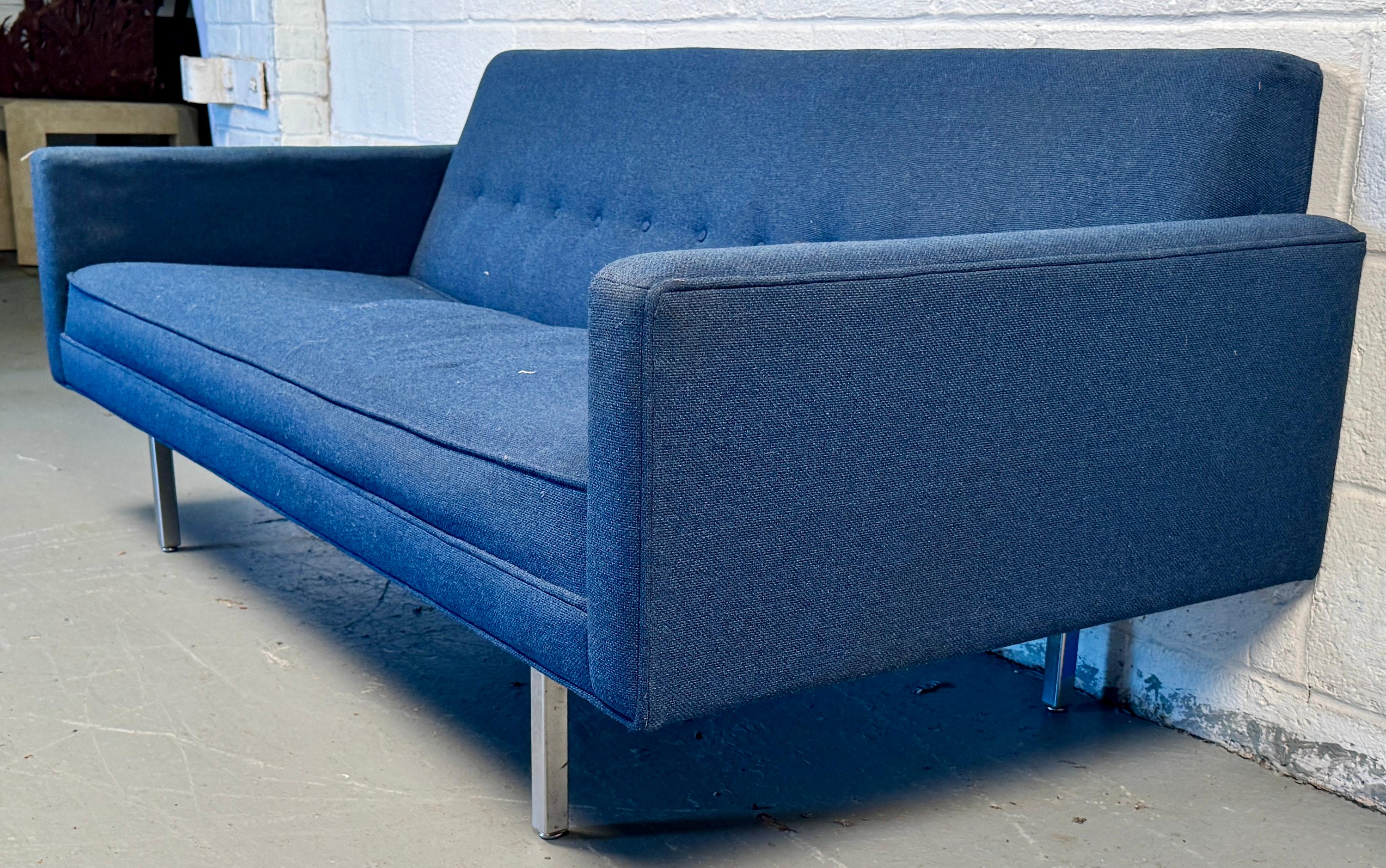 Das hier angebotene, seltene und sehr begehrte Sofa 